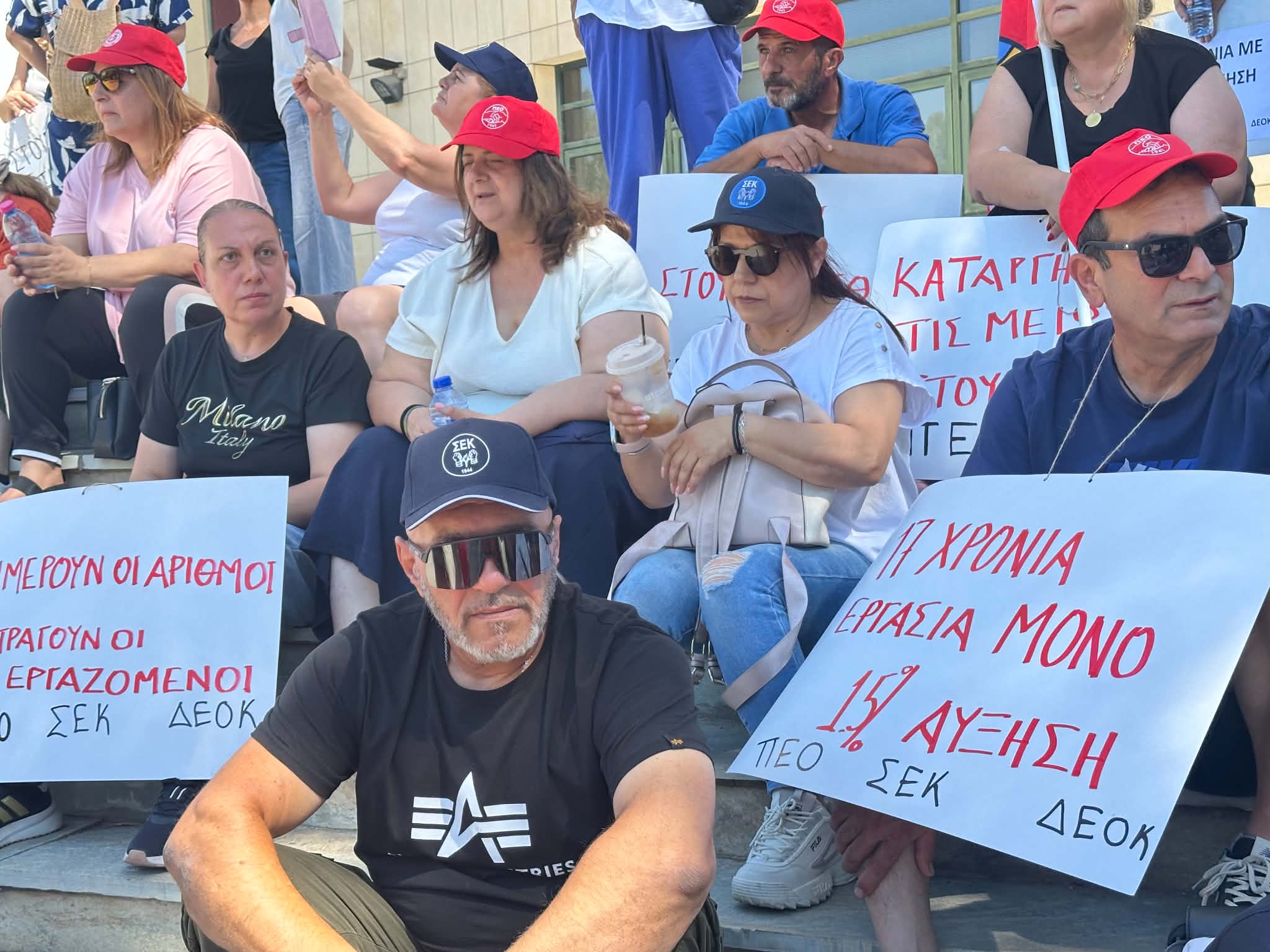 Hourly workers march to presidential palace demanding pay rises