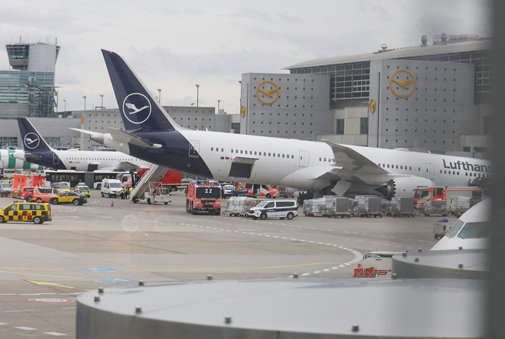 cover Several injured in Boeing 787 nose-gear collapse in Frankfurt