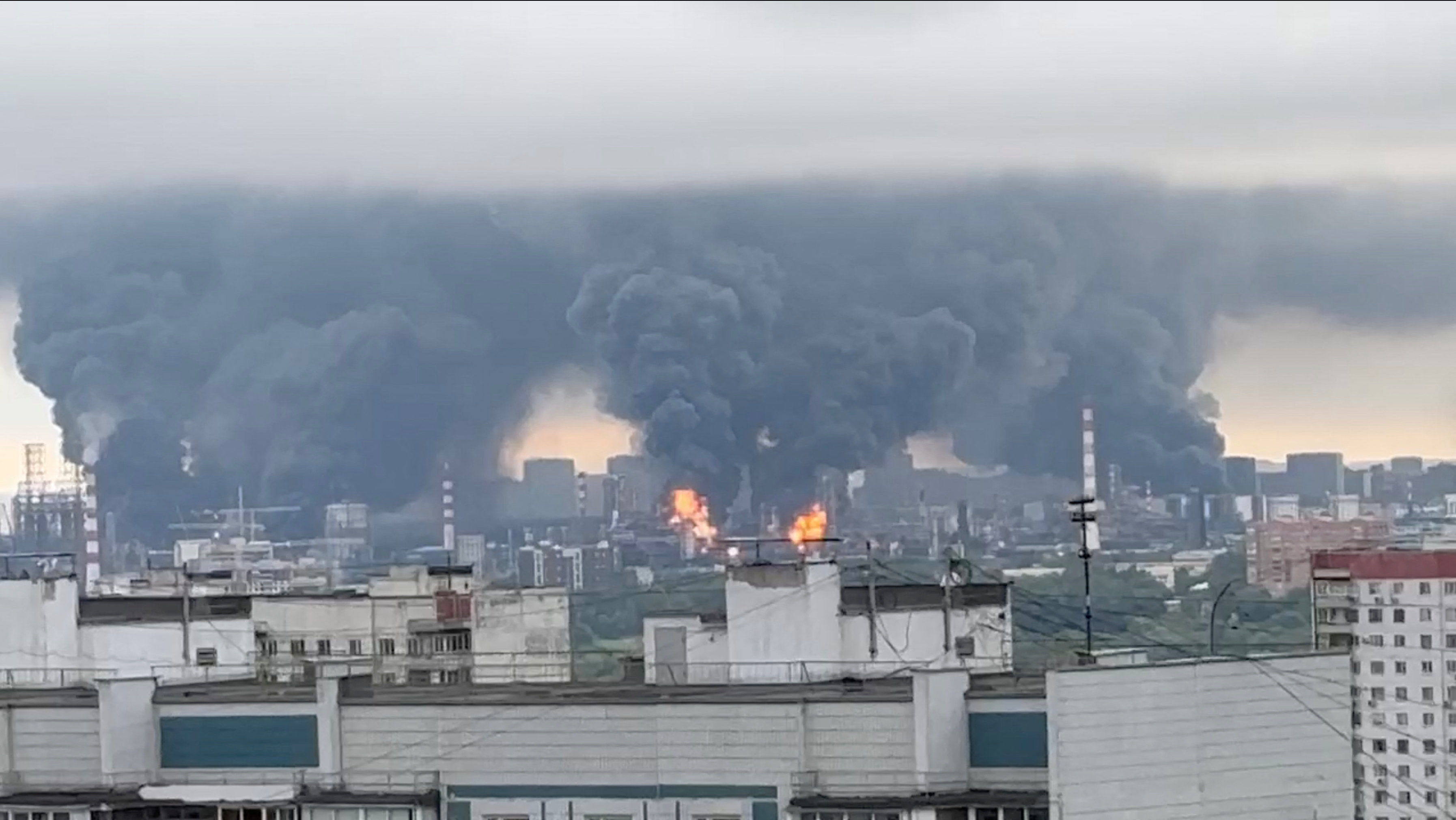 image Ukraine hits Moscow refinery again as Zelenskiy seeks Trump&#8217;s support for peace deal