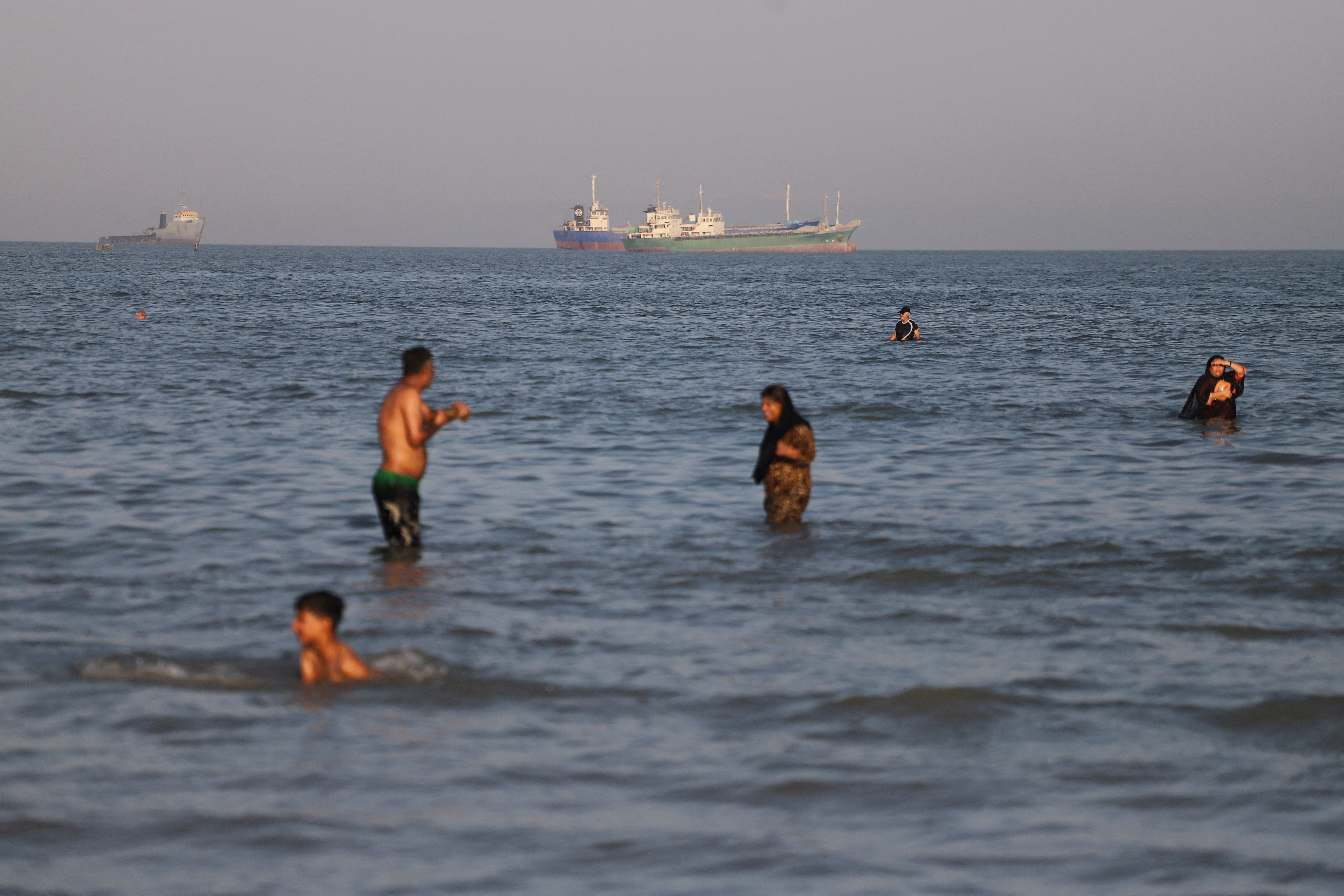 image Ships start sailing through Hormuz under UN evacuation scheme