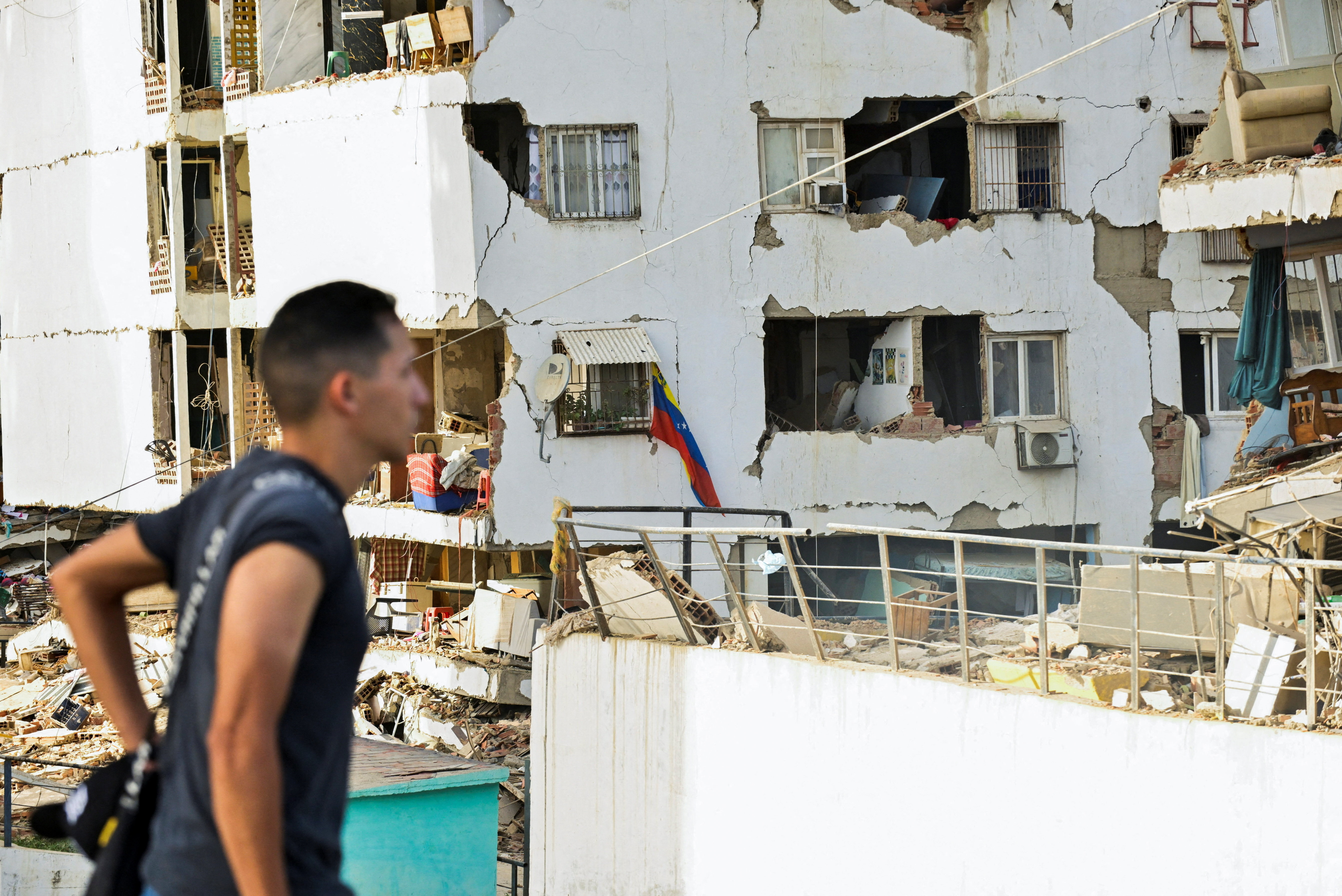 cover Rescuers comb Venezuelan quake rubble, 50,000 reported missing
