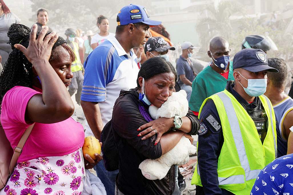 image Venezuela quake toll tops 900, search intensifies for thousands