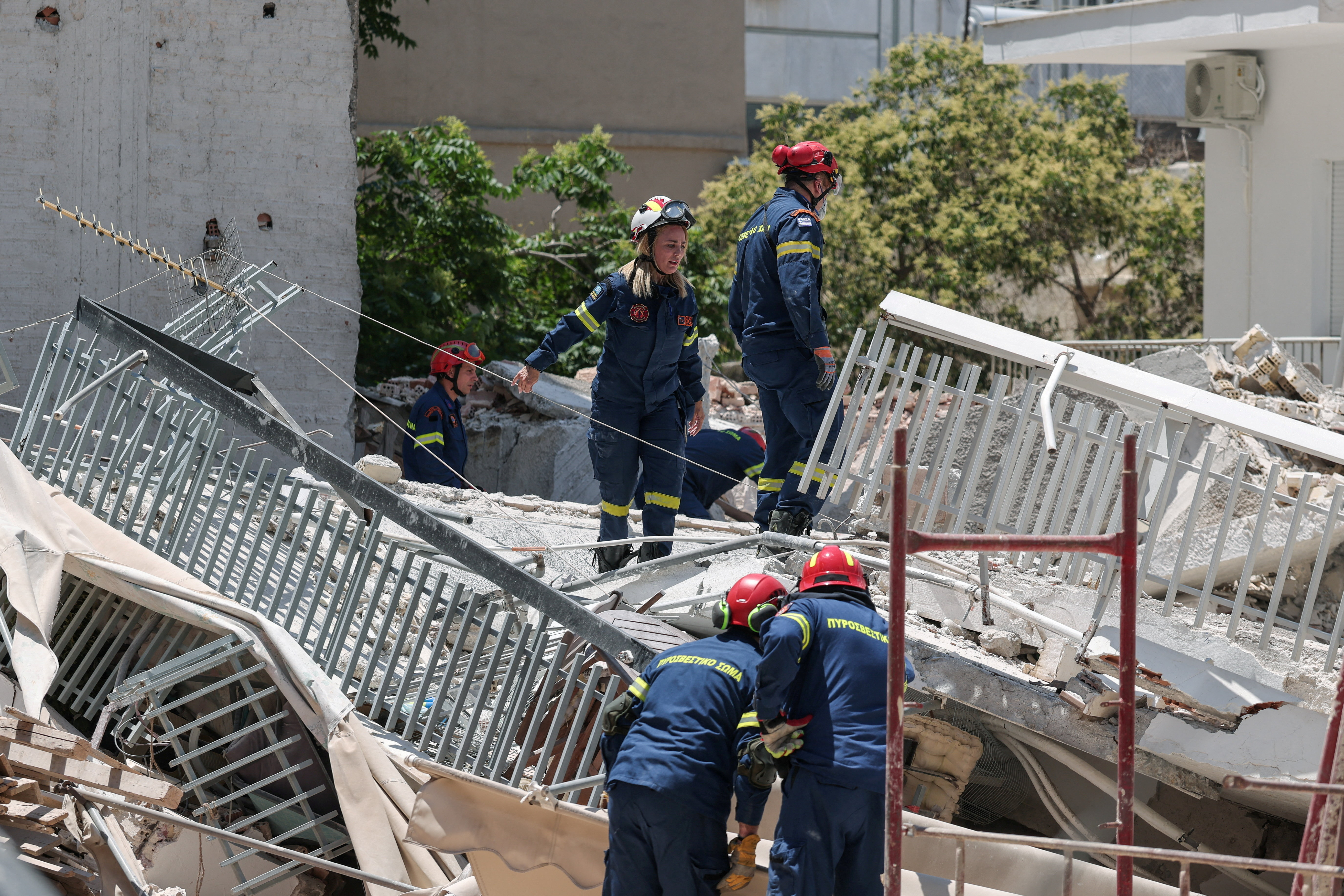image Apartment block collapses in Athens, rescuers search for trapped