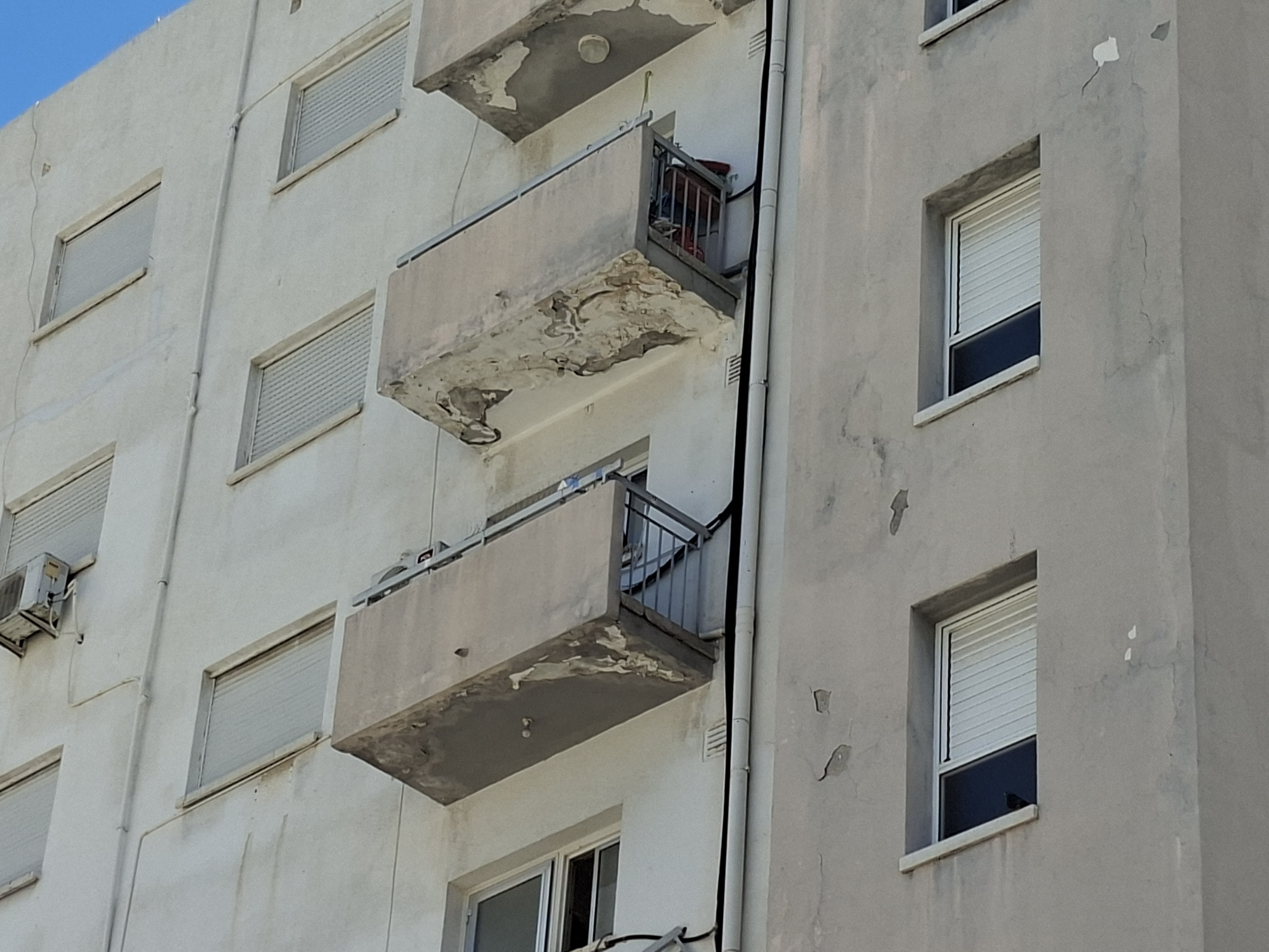 Building in Limassol's Kapsalos area where balconies have collapsed (image credit: Kyriacos Nicolaou, Cyprus Mail)