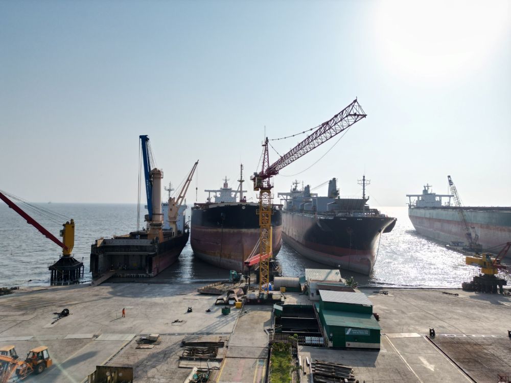 cover Shipowners call for single global rulebook on recycling 