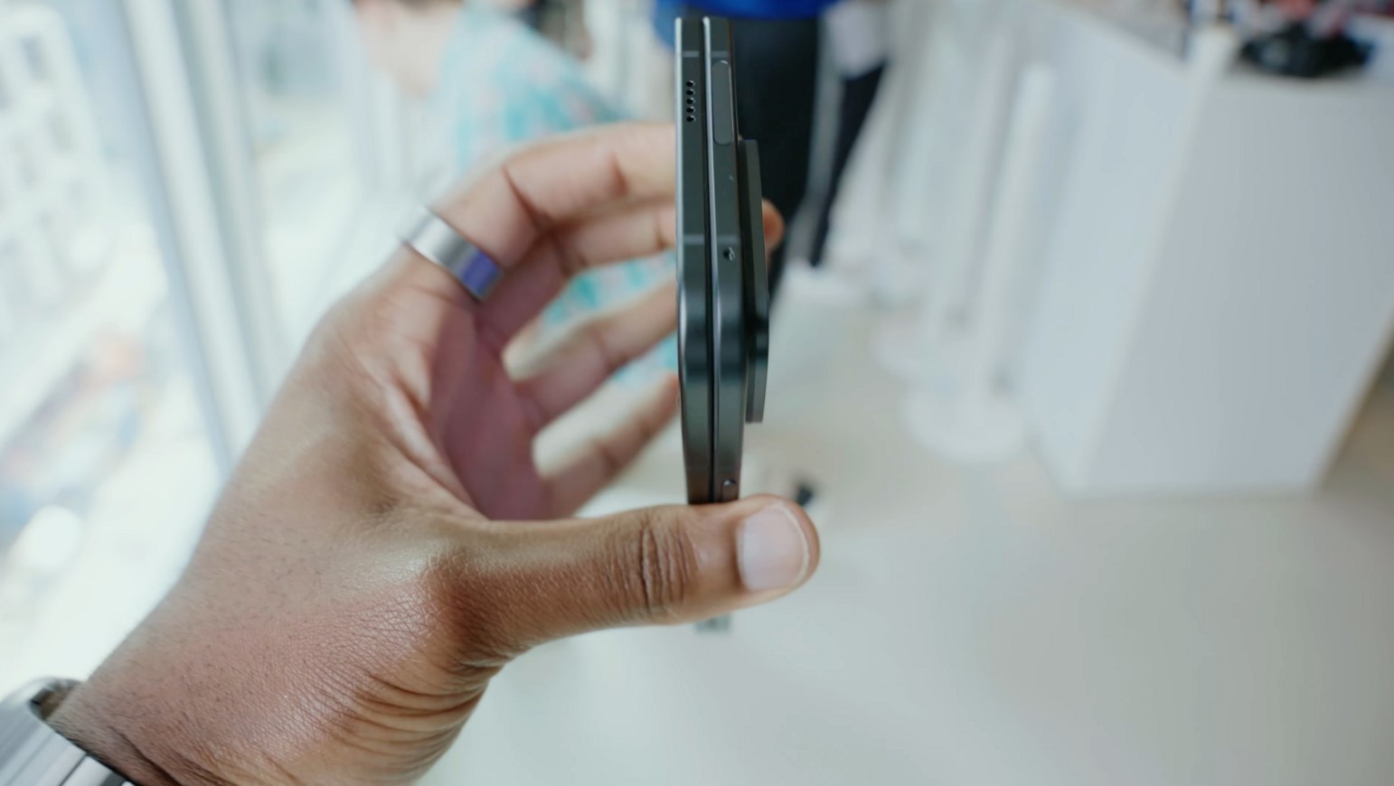 cover Smartphone shipments to fall as prices hit record highs