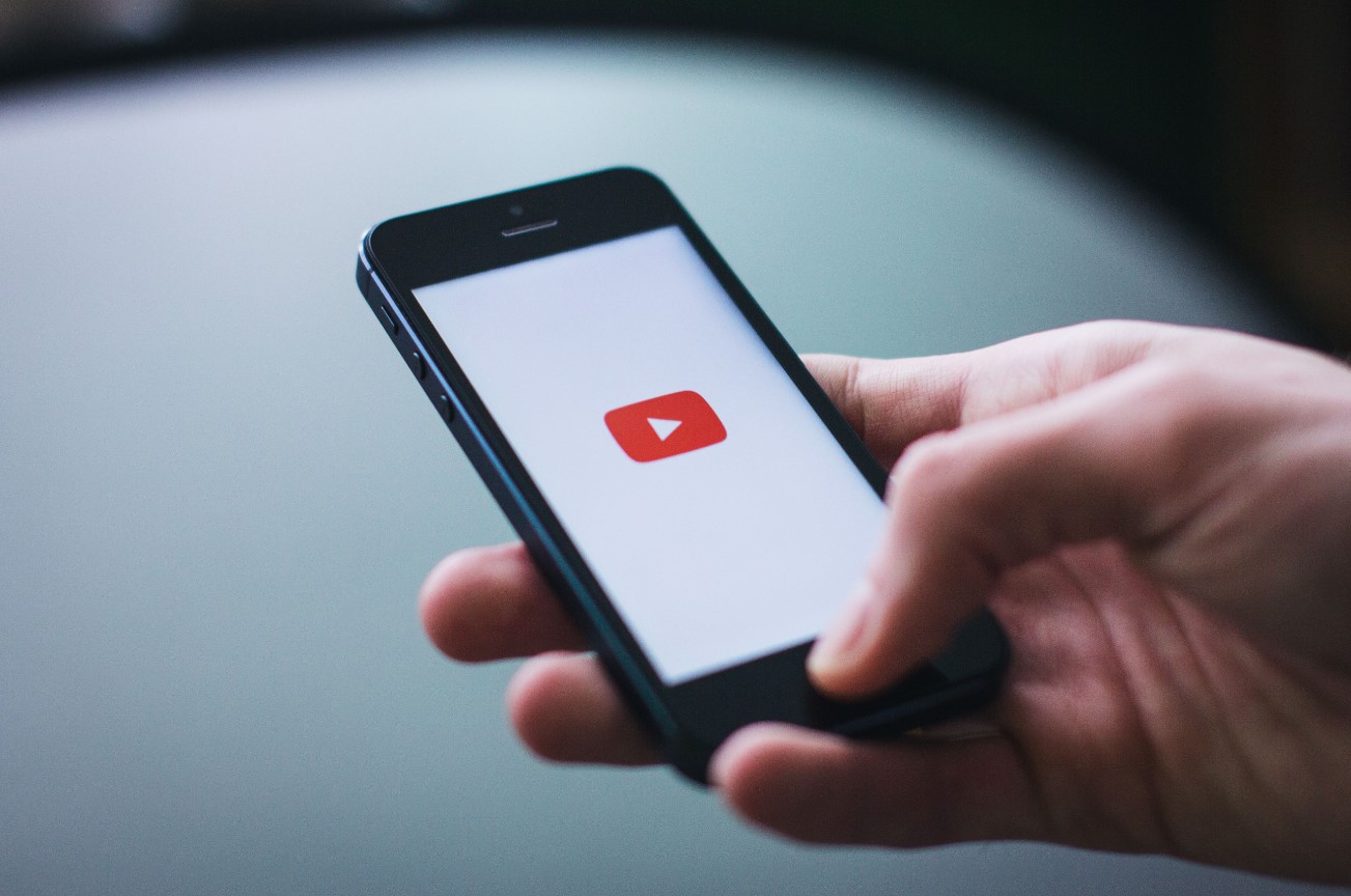 cover Online video revenues surpass pay-TV for first time in 2025