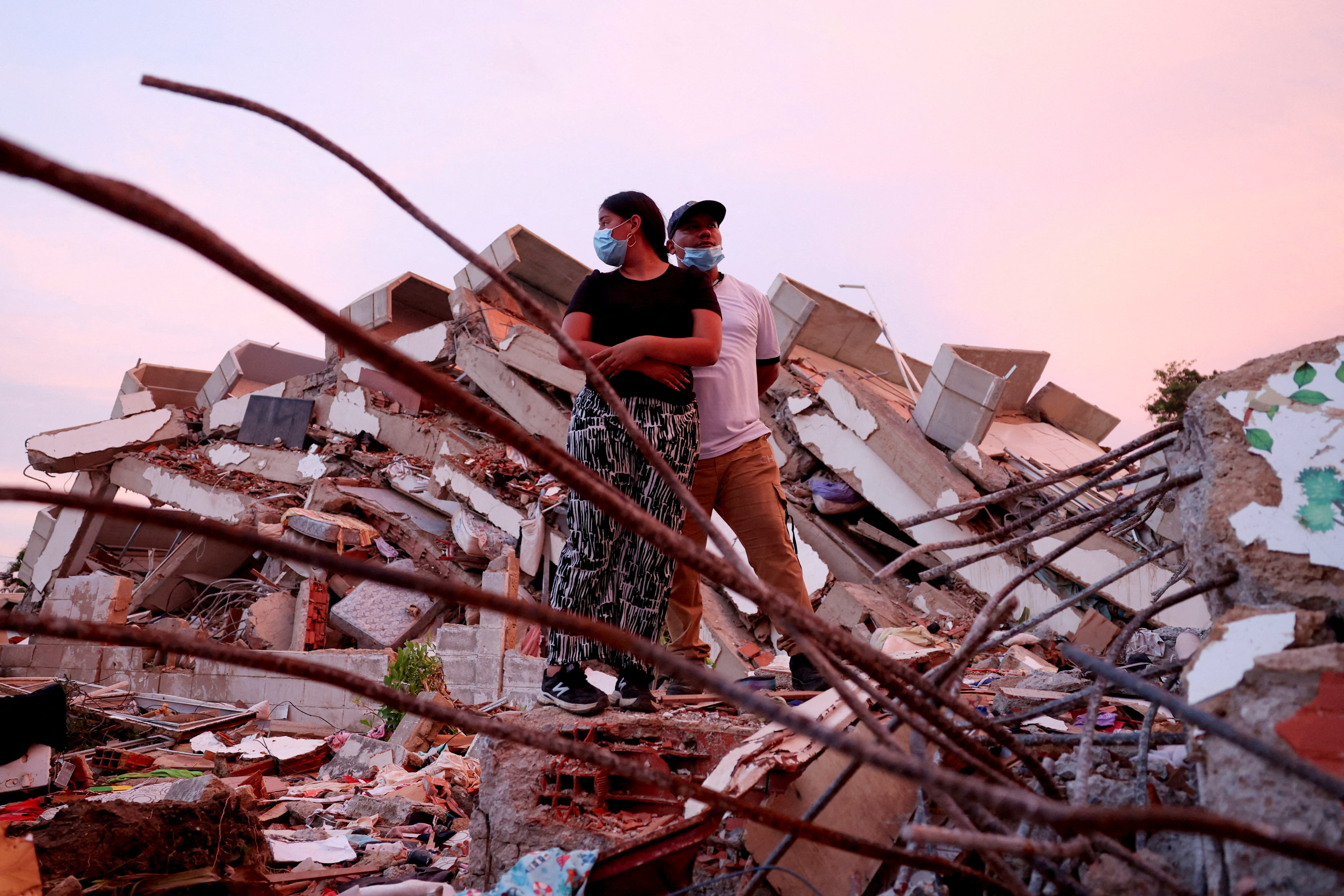 image Between silence and shouts, rescuers dig for Venezuela twin quake survivors