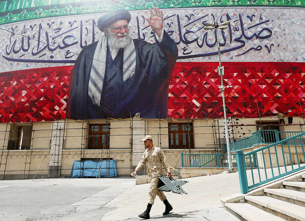 image Iran prepares to bury slain supreme leader with week of mass mourning
