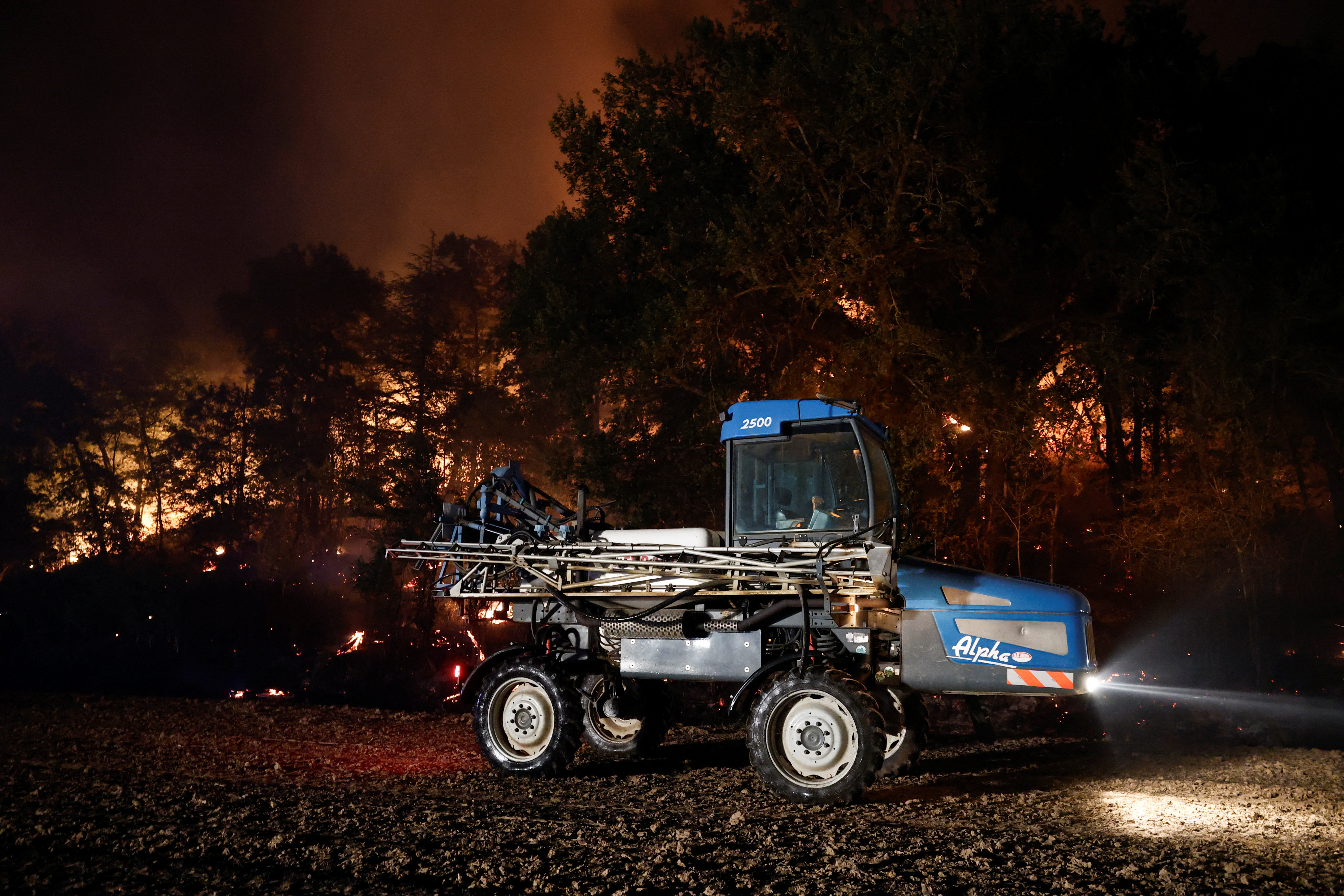 image France sends water bombers to tackle wildfire outside Paris