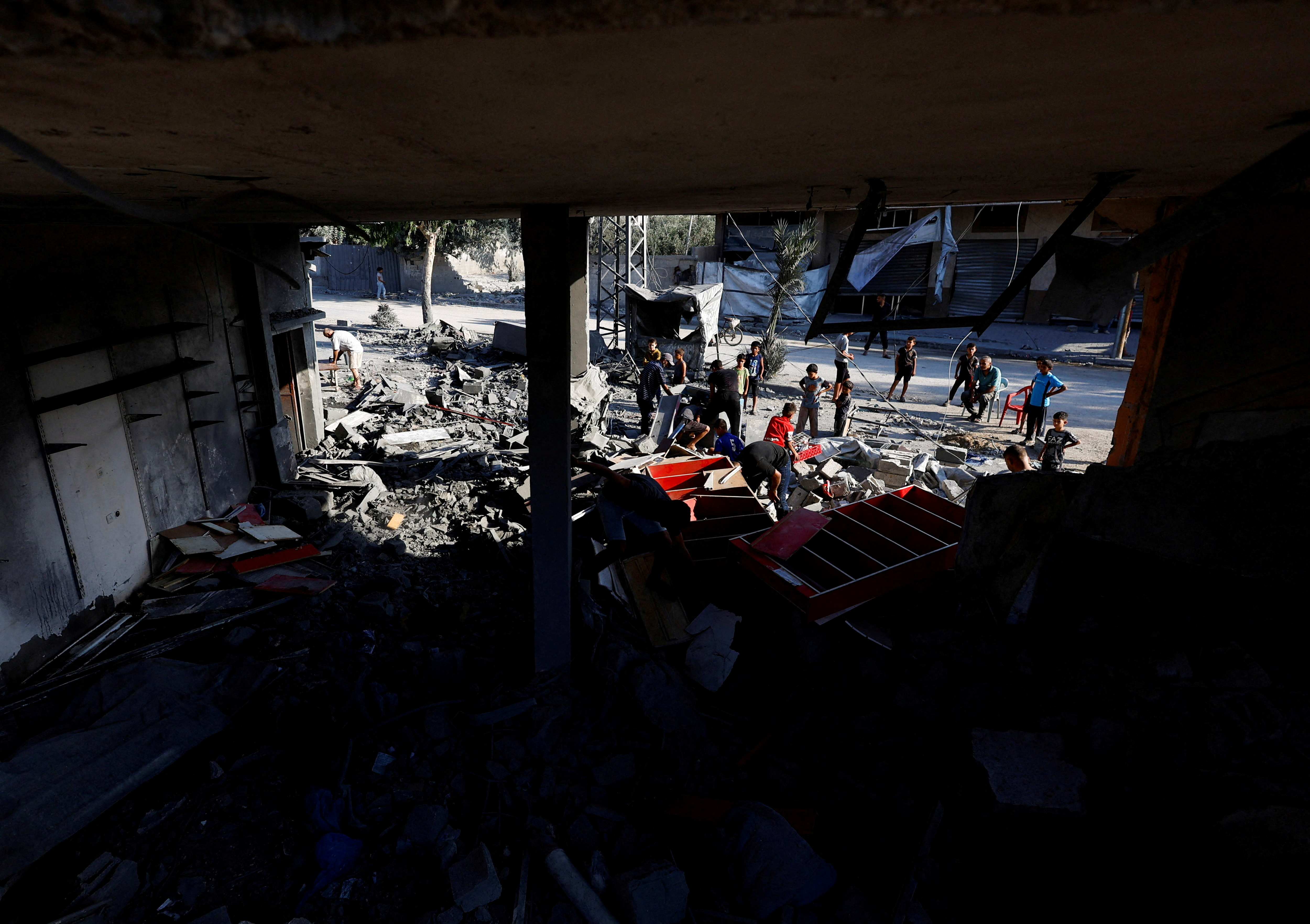 cover Israeli strikes kill Palestinians attending Gaza funeral for earlier strike victim