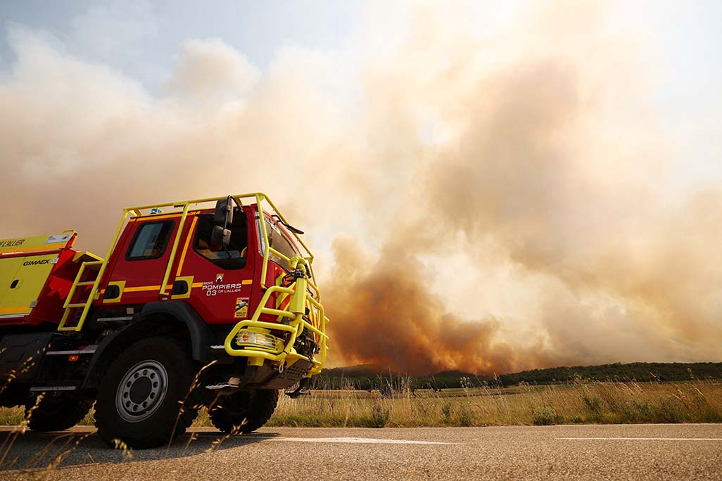cover France wildfire forces thousands to flee as tinder box conditions persist in warming Europe