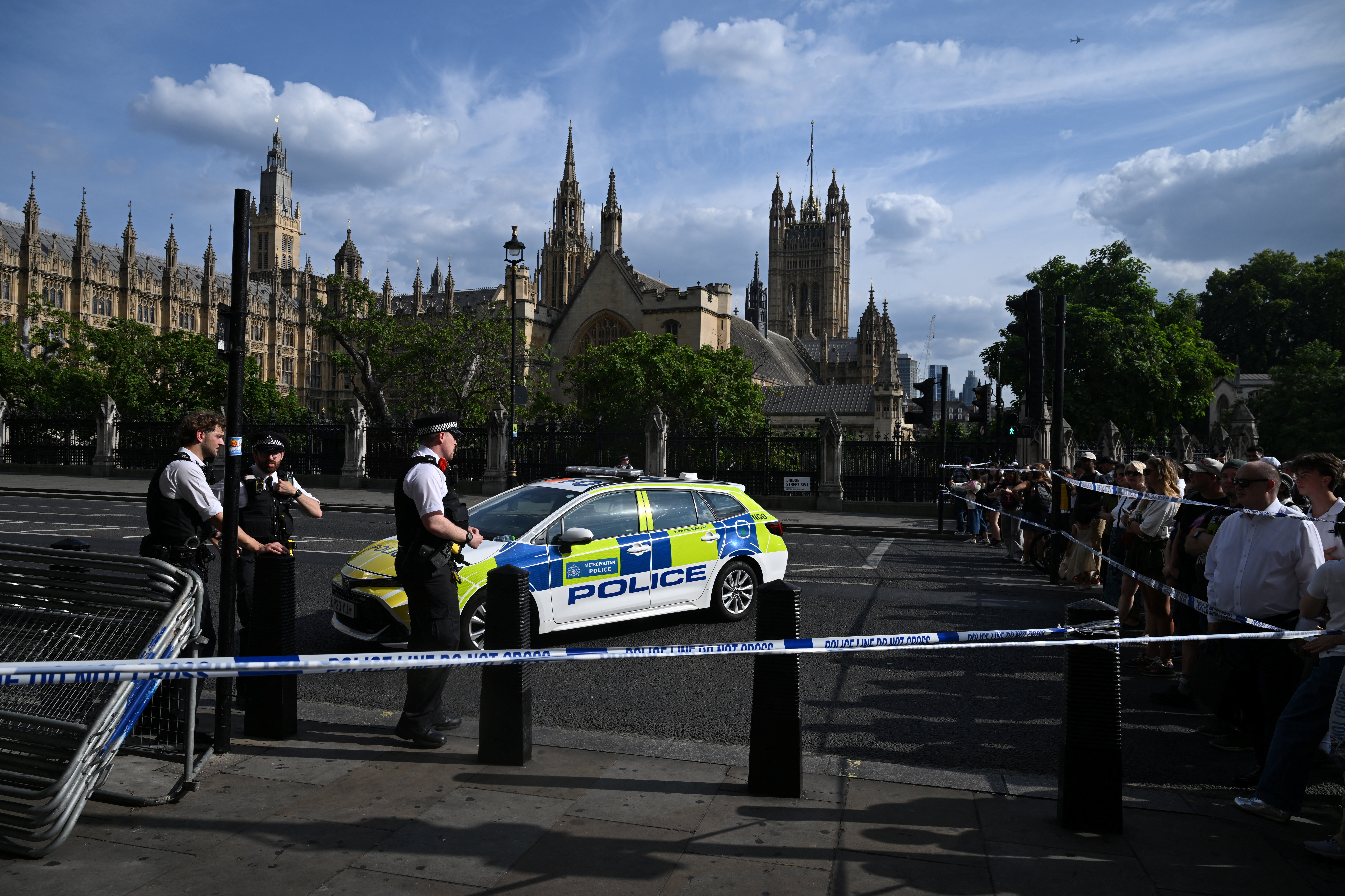 cover Five UK police officers injured after boat strikes bridge in London