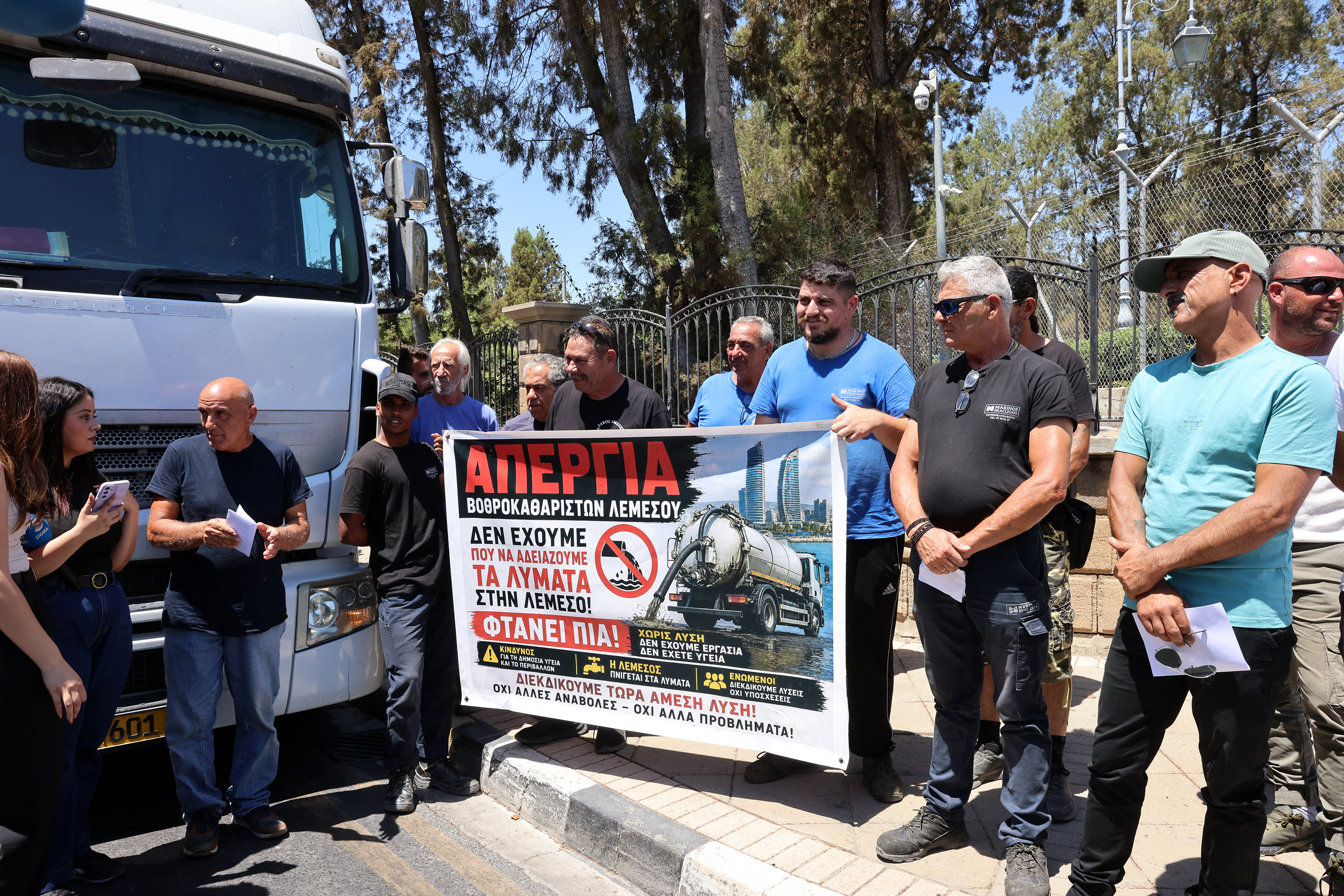presidential palace, sewage, septic tank, drivers