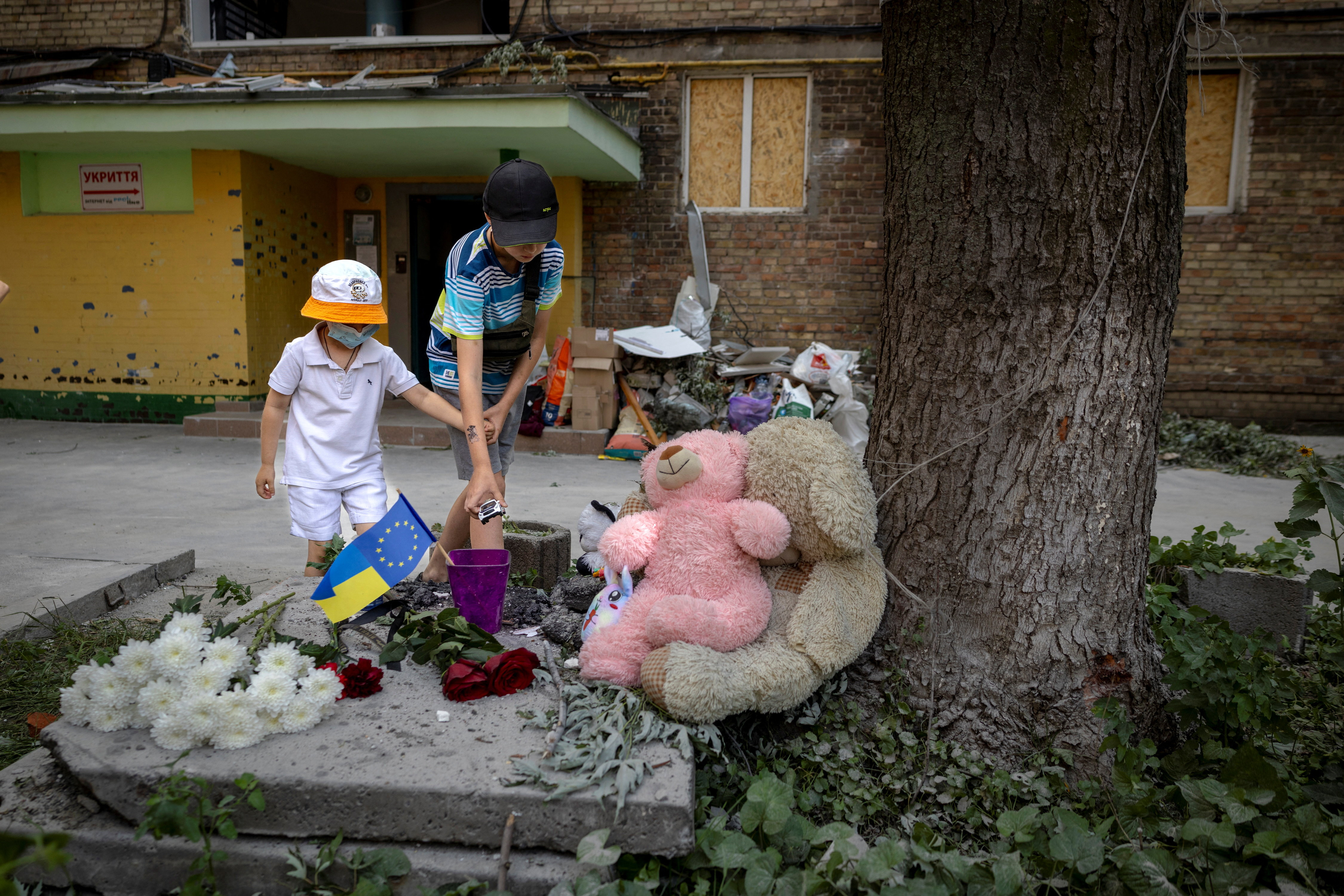image Rescuers scour rubble as Kyiv mourns deadliest Russian attack this year