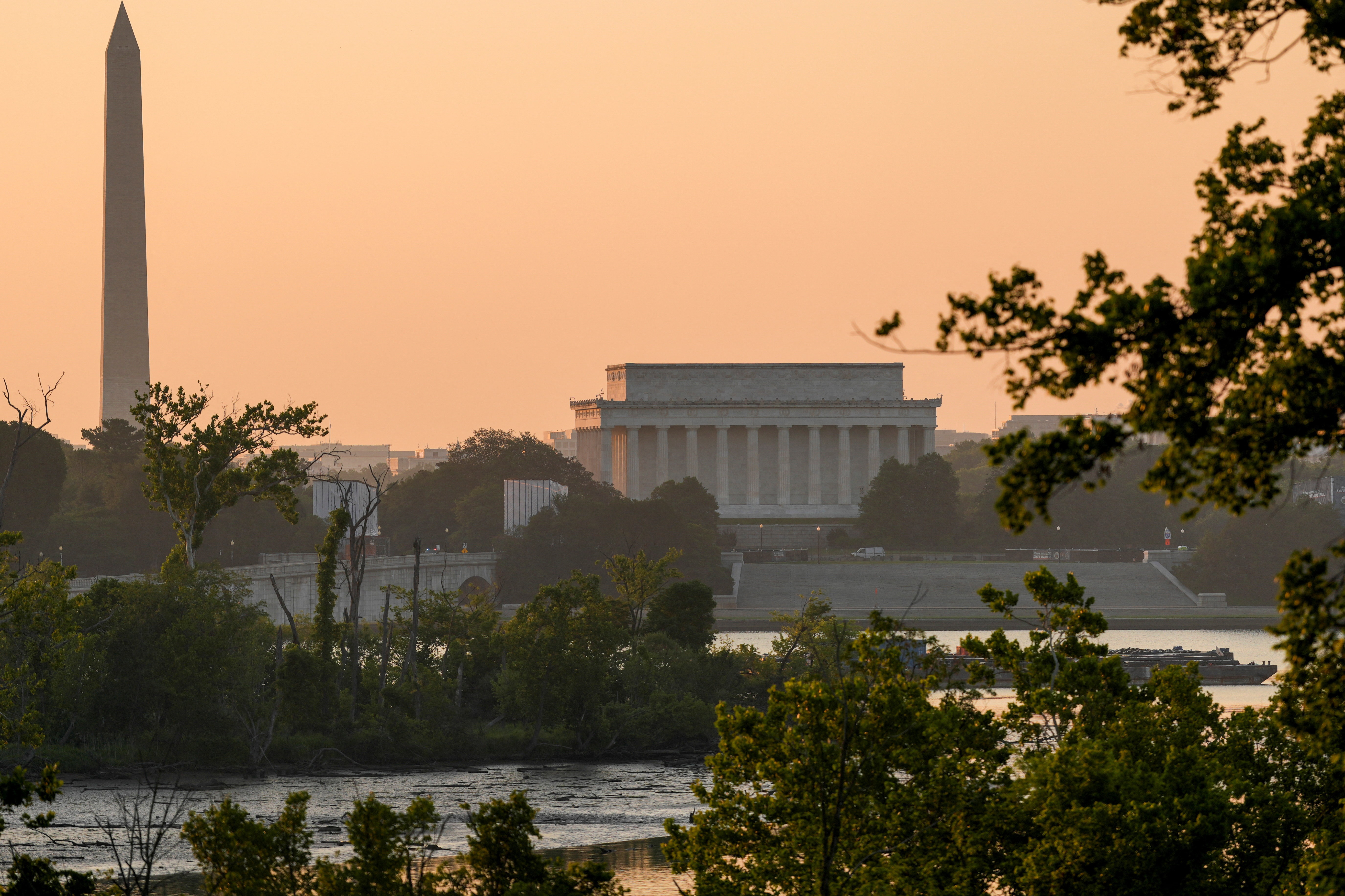 image Heat wave disrupts Fourth of July events across US, strains power grids