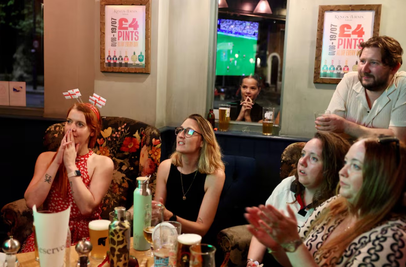 image Heatwave and world cup drive rise in British consumer spending