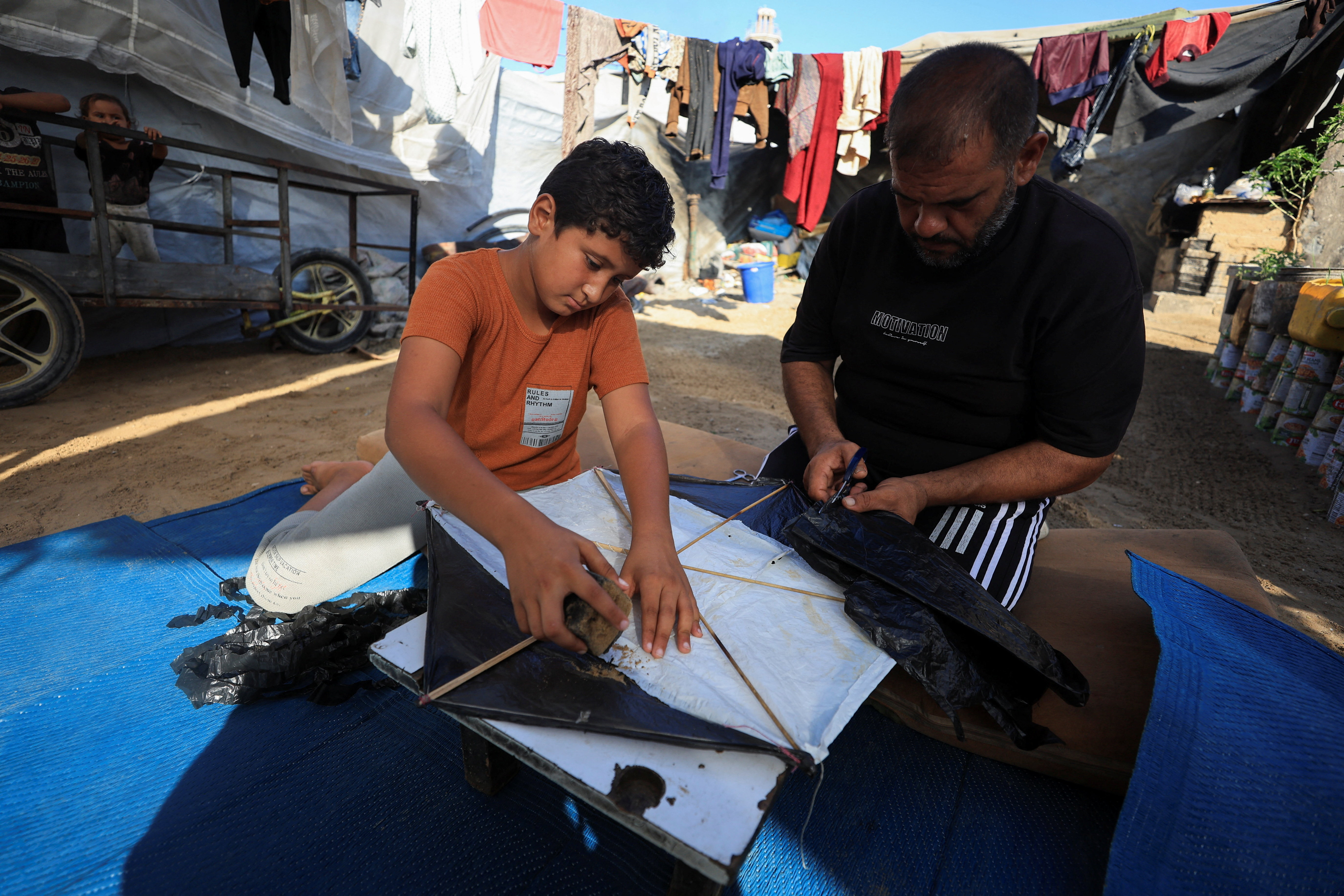 image Gaza parents urged to stop children flying kites after Israel warning to Hamas