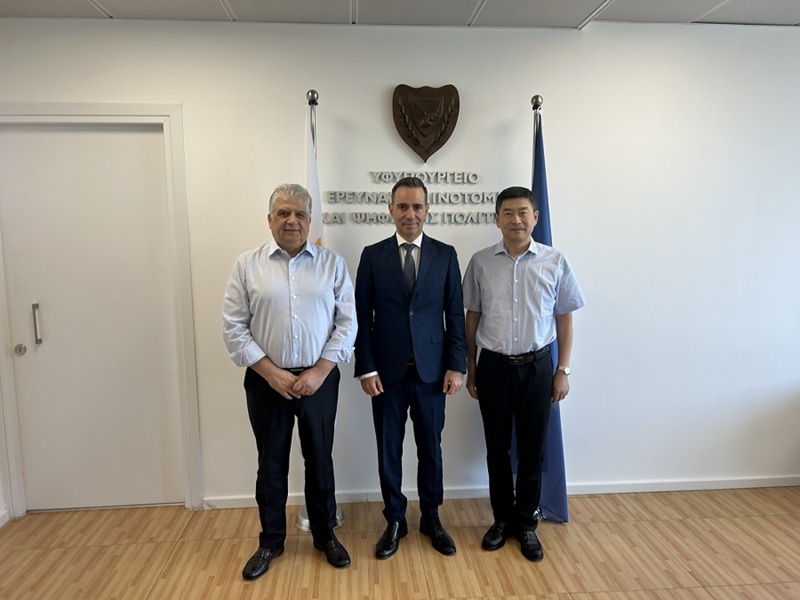 Hangzhou Dianzi University senior delegation visits Frederick University to boost strategic tie