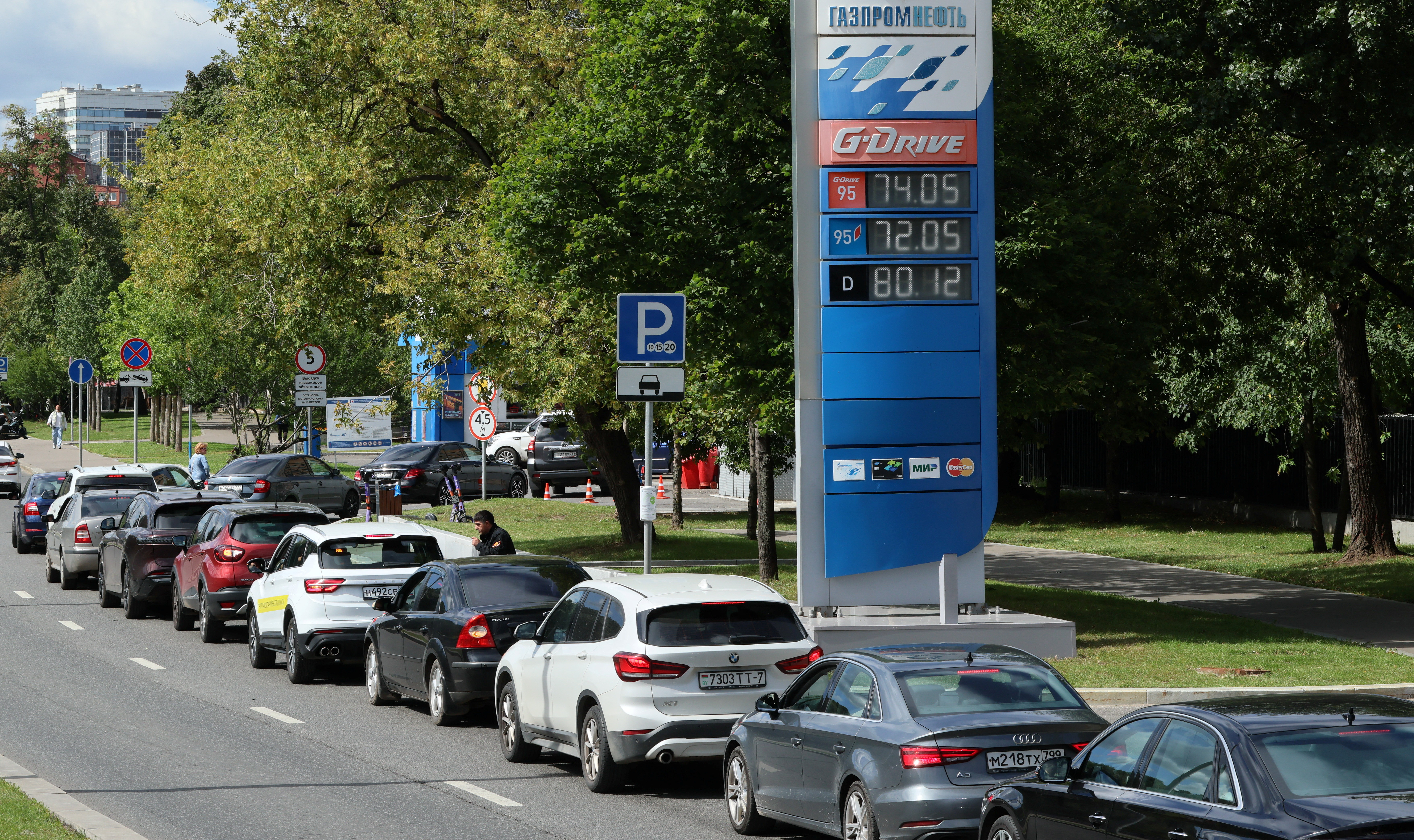image Moscow petrol queues return as Russian fuel crisis deepens