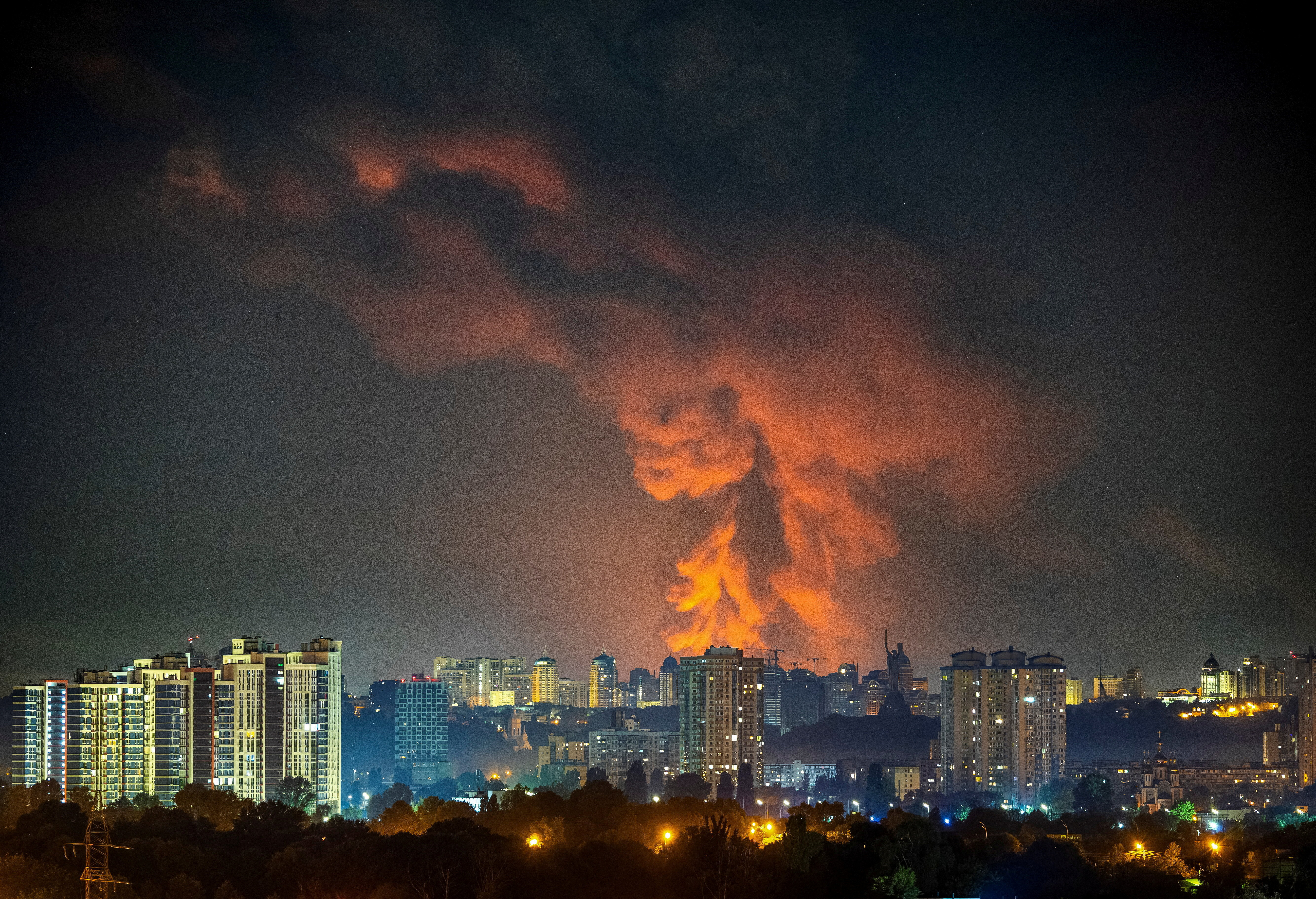 cover Russian strikes in Kyiv region kill 14, damage warehouses