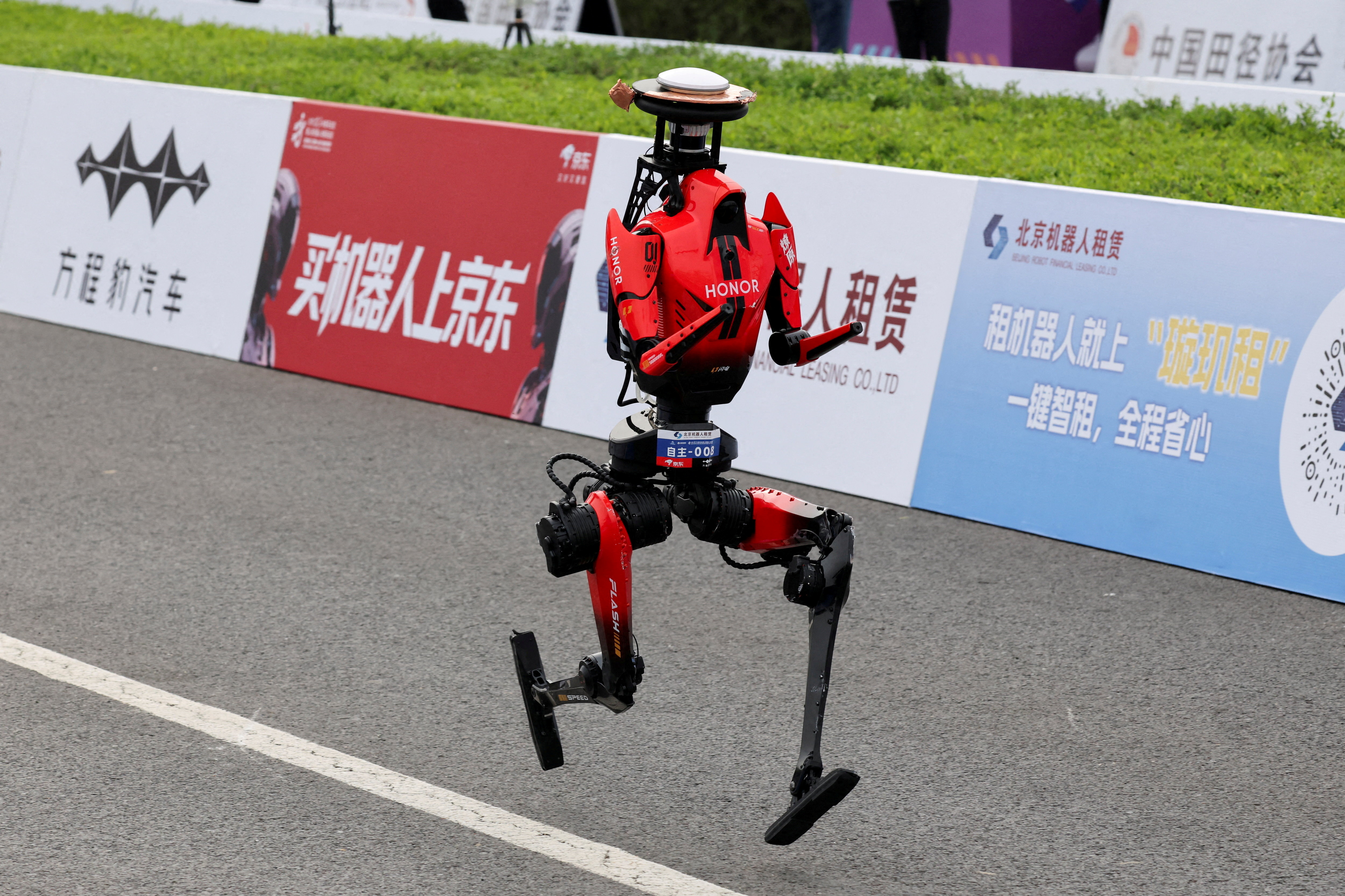 image Chinese robot beats Usain Bolt&#8217;s 100m world record in test run