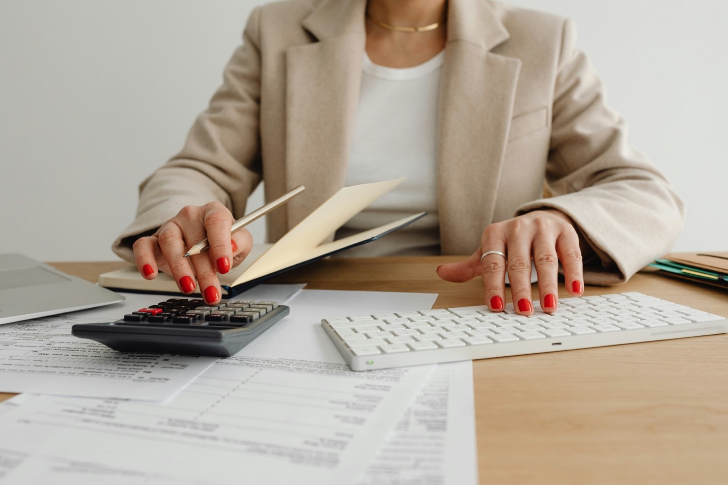image What financial advisors say women should know, according to Belle Burden’s Strangers