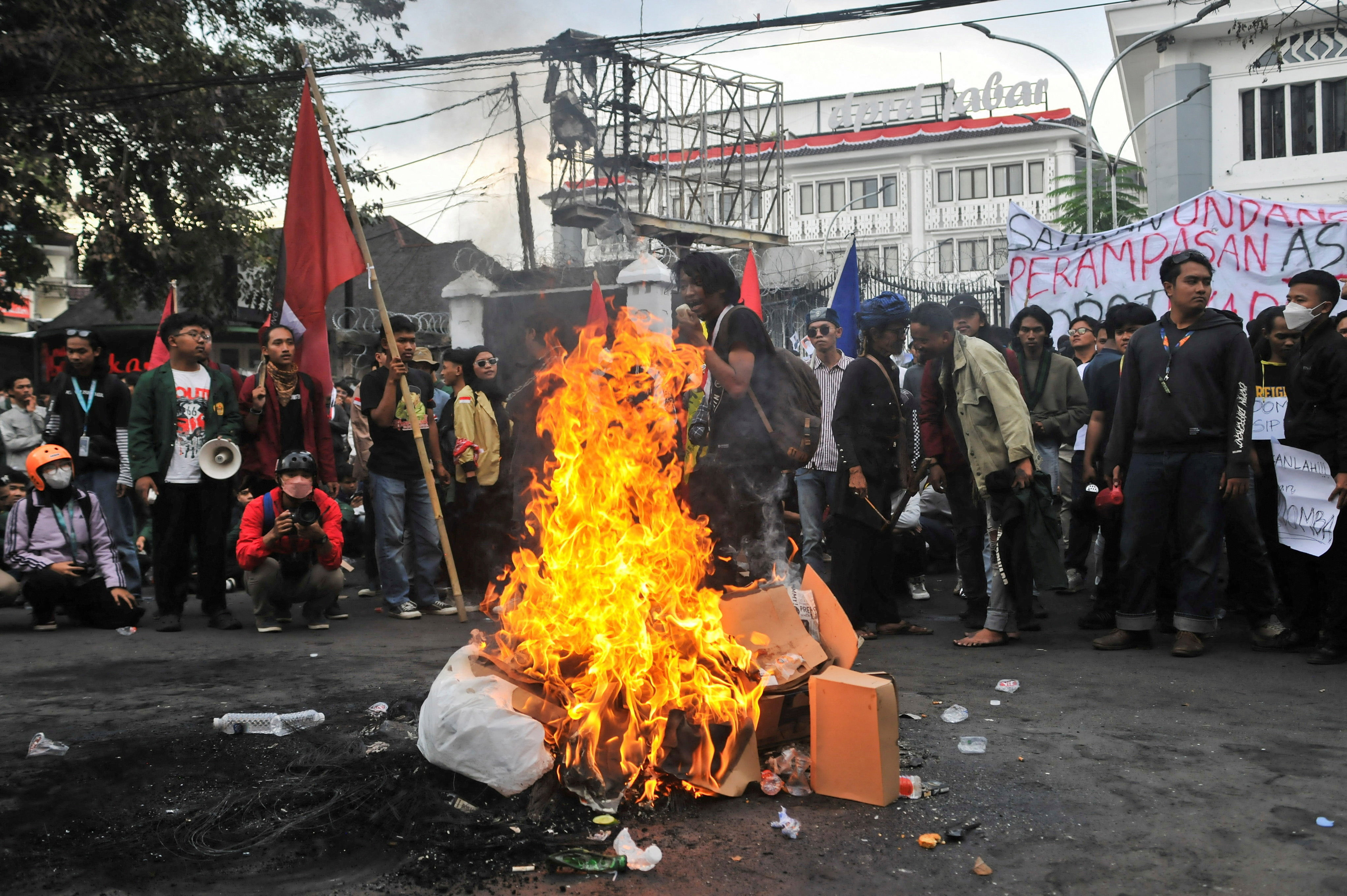 image Indonesia tightens security as students rally one year after deadly protests