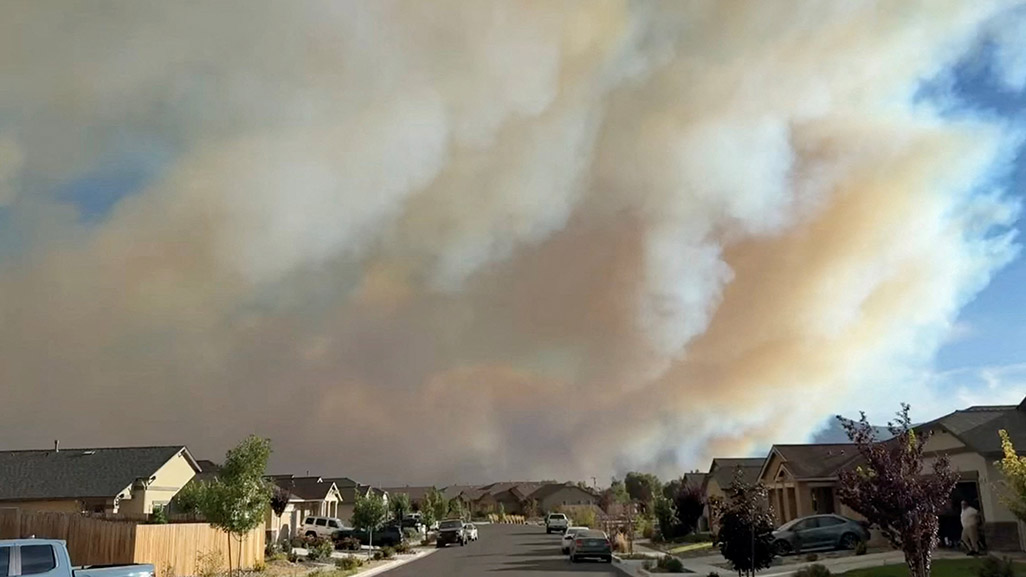image Tens of thousands ordered to evacuate in Nevada as fire threatens Reno