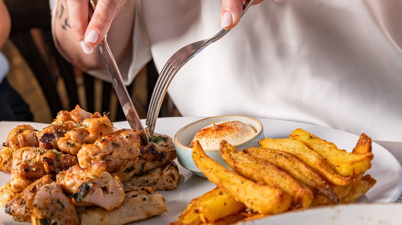 Student days at Akakiko, To Elliniko promise quality food at 20% discount