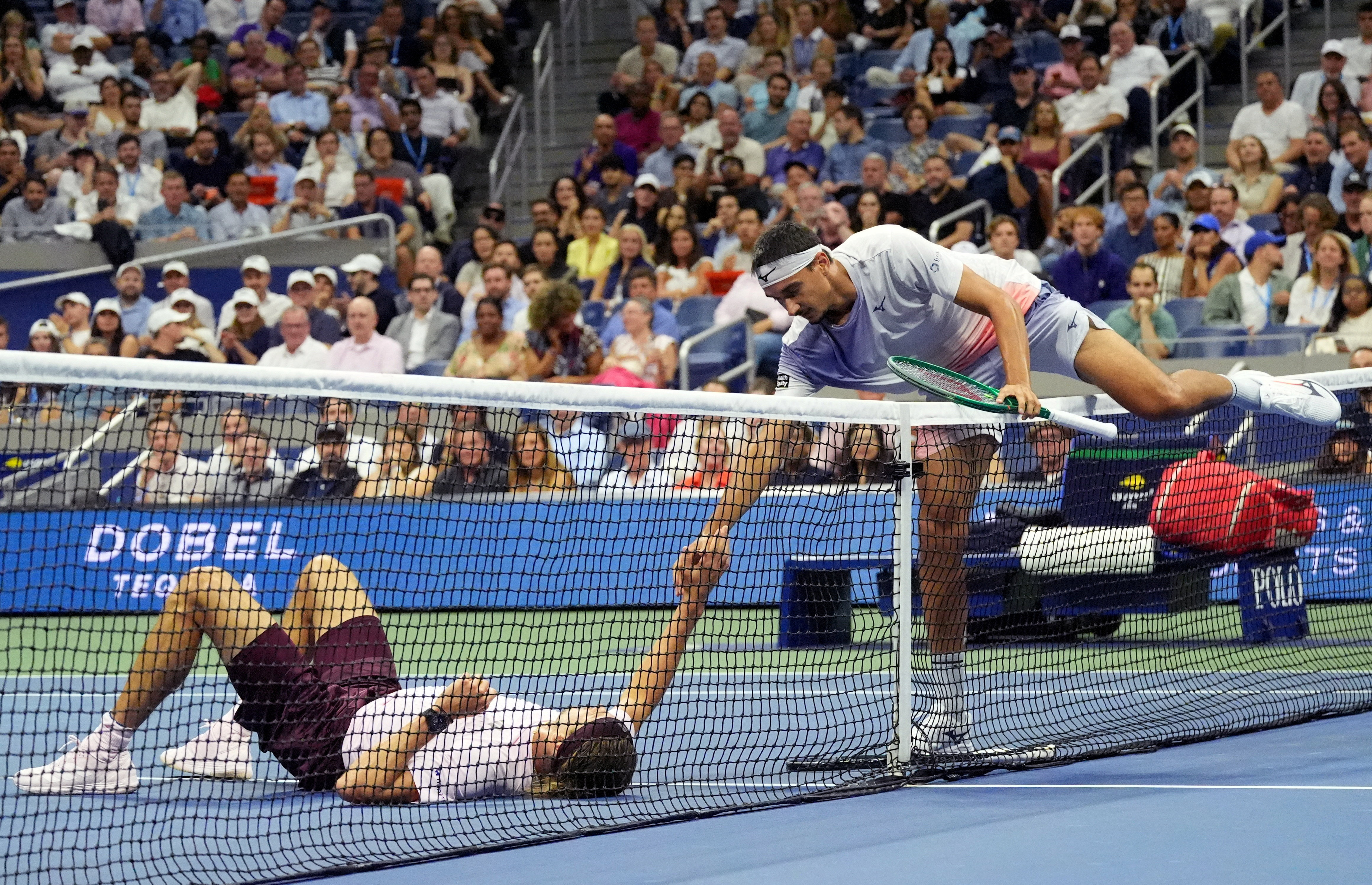 cover Zverev soaks up pressure to advance, rain plays spoilsport at US Open