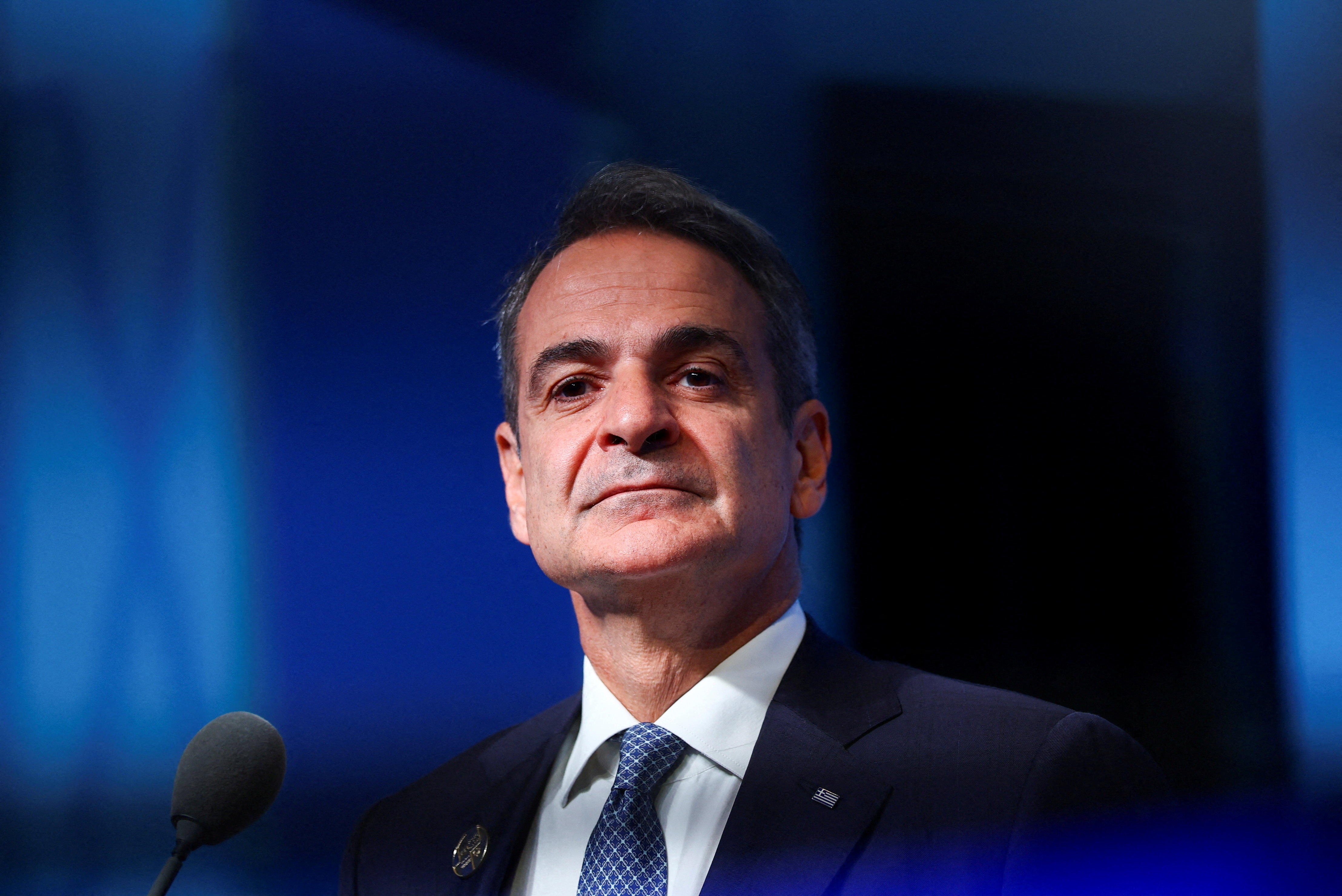 cover Mitsotakis to unveil €2 billion in tax breaks and pay rises