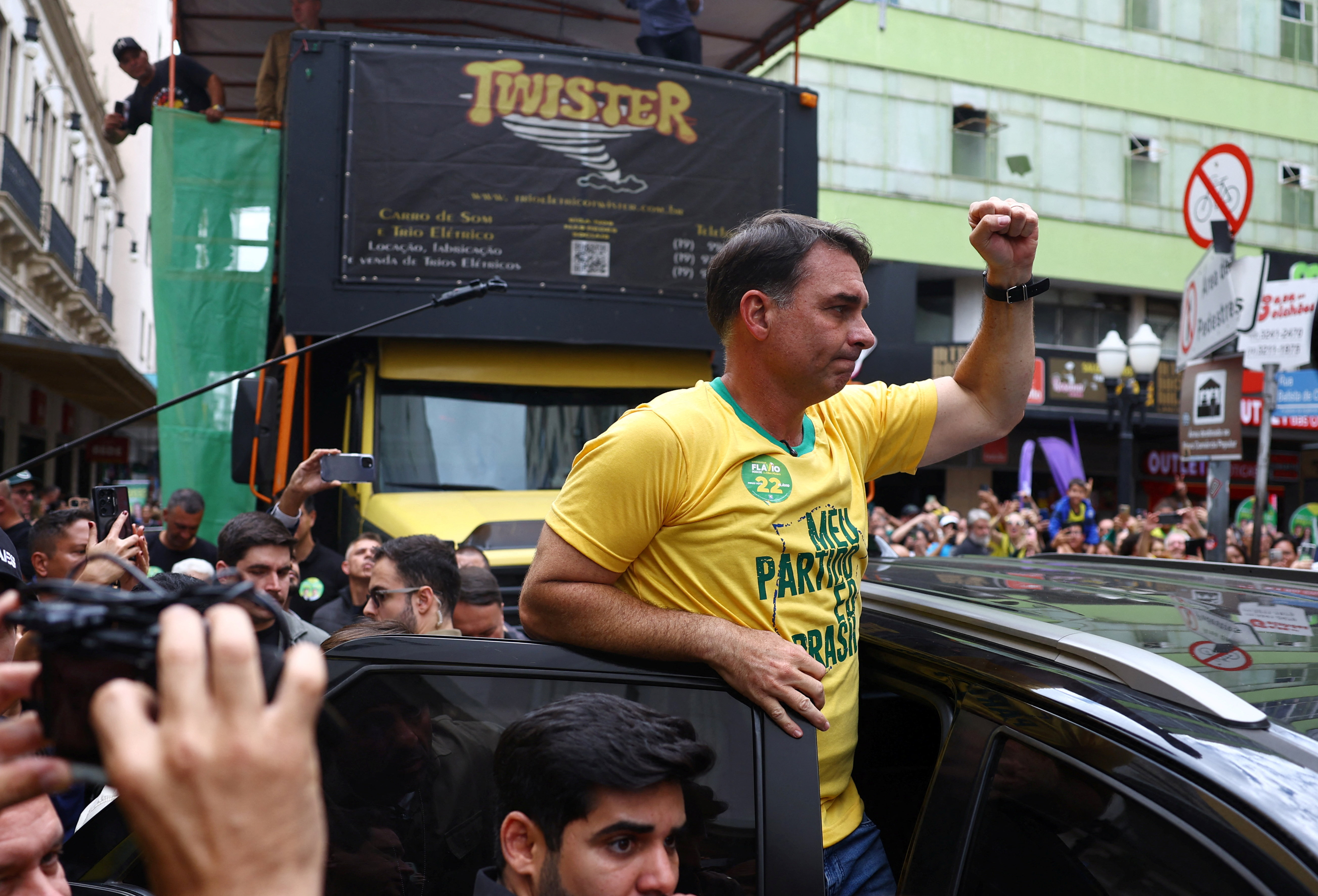 cover Bolsonaro, Lula statistically tied in simulated Brazil runoff, Atlas/Bloomberg poll shows