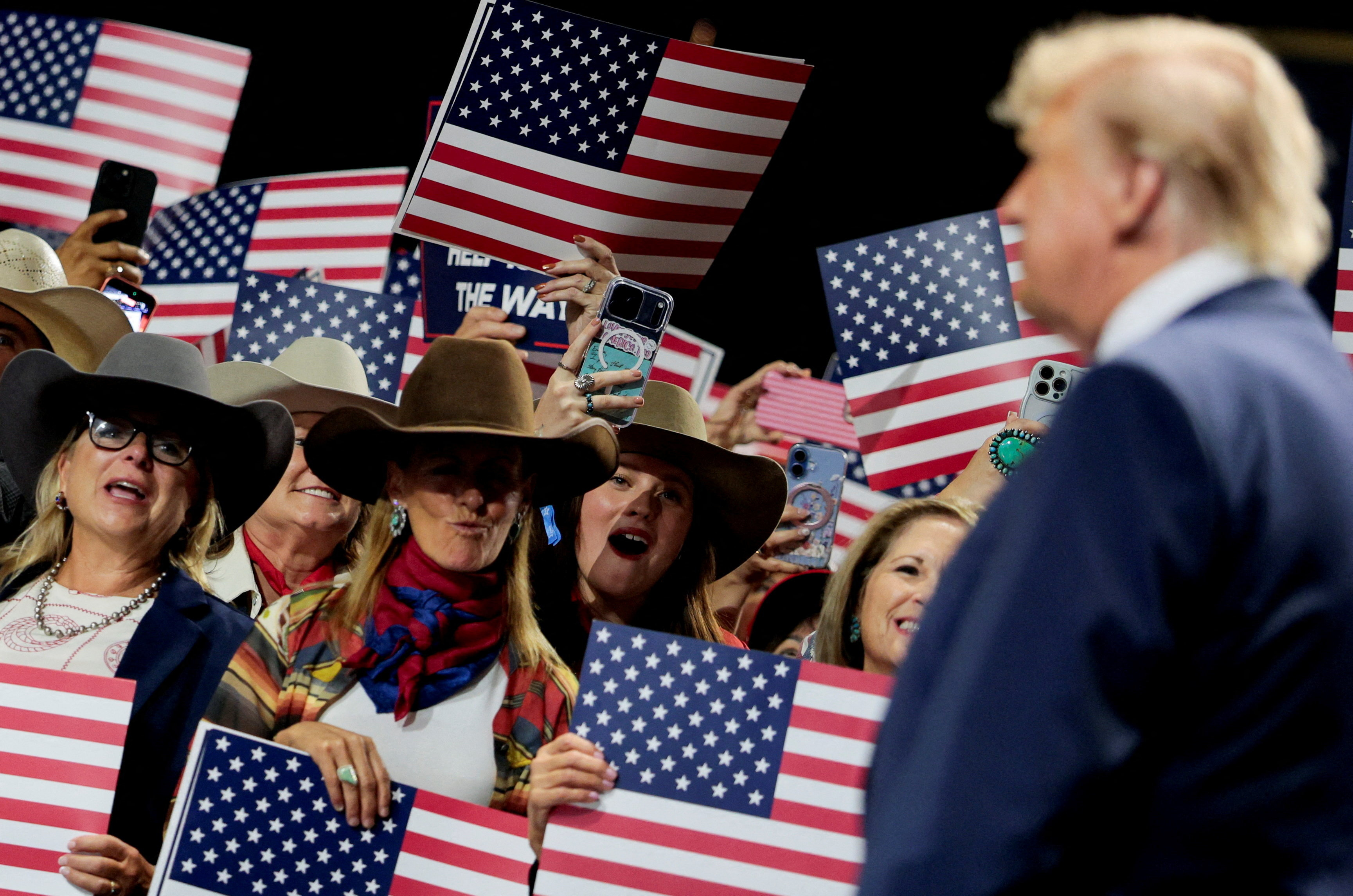 image Trump touts $5,000 payout if Republicans win as Vance waits in wings