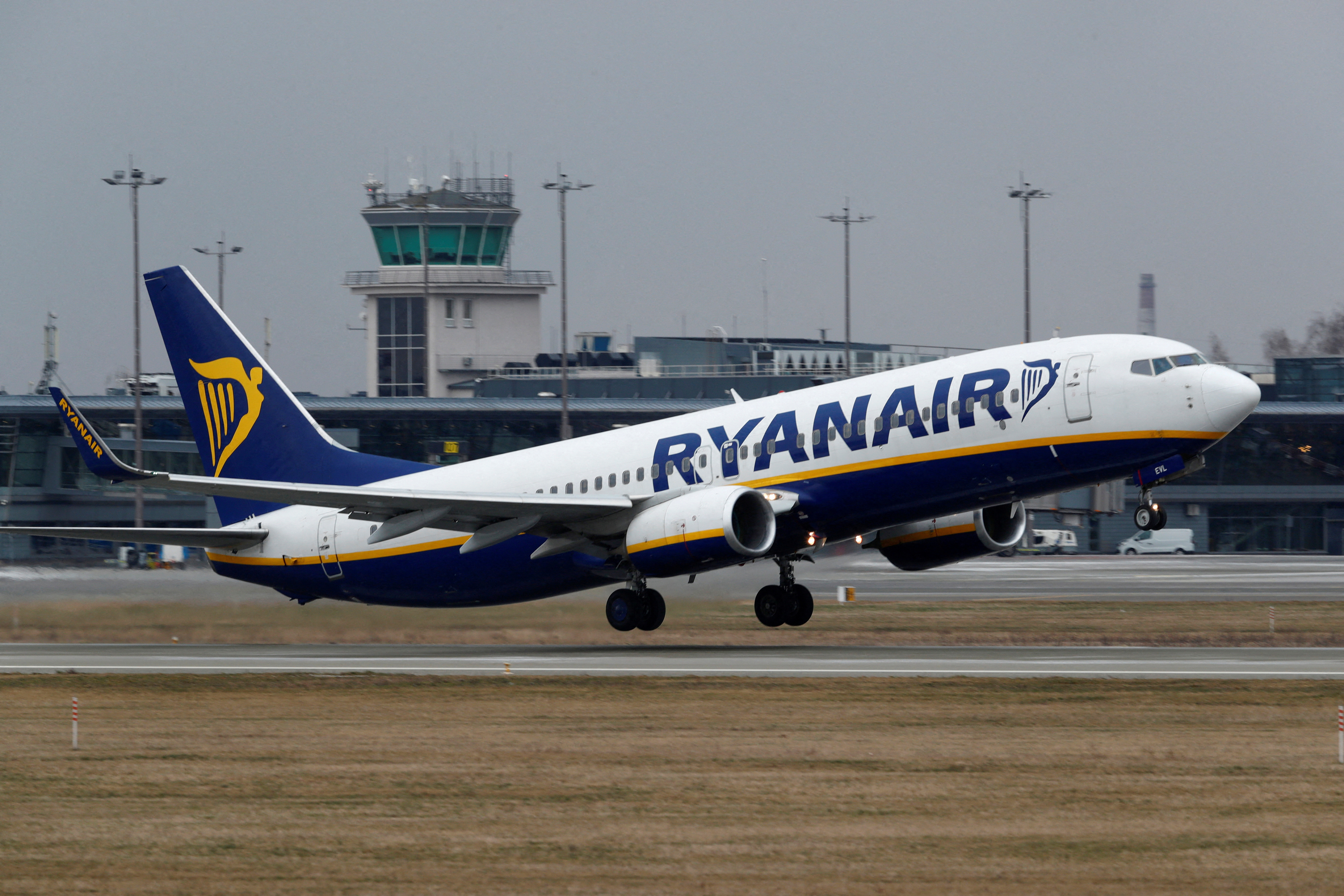 cover Ryanair CEO pledges not to hit passengers with fuel surcharge