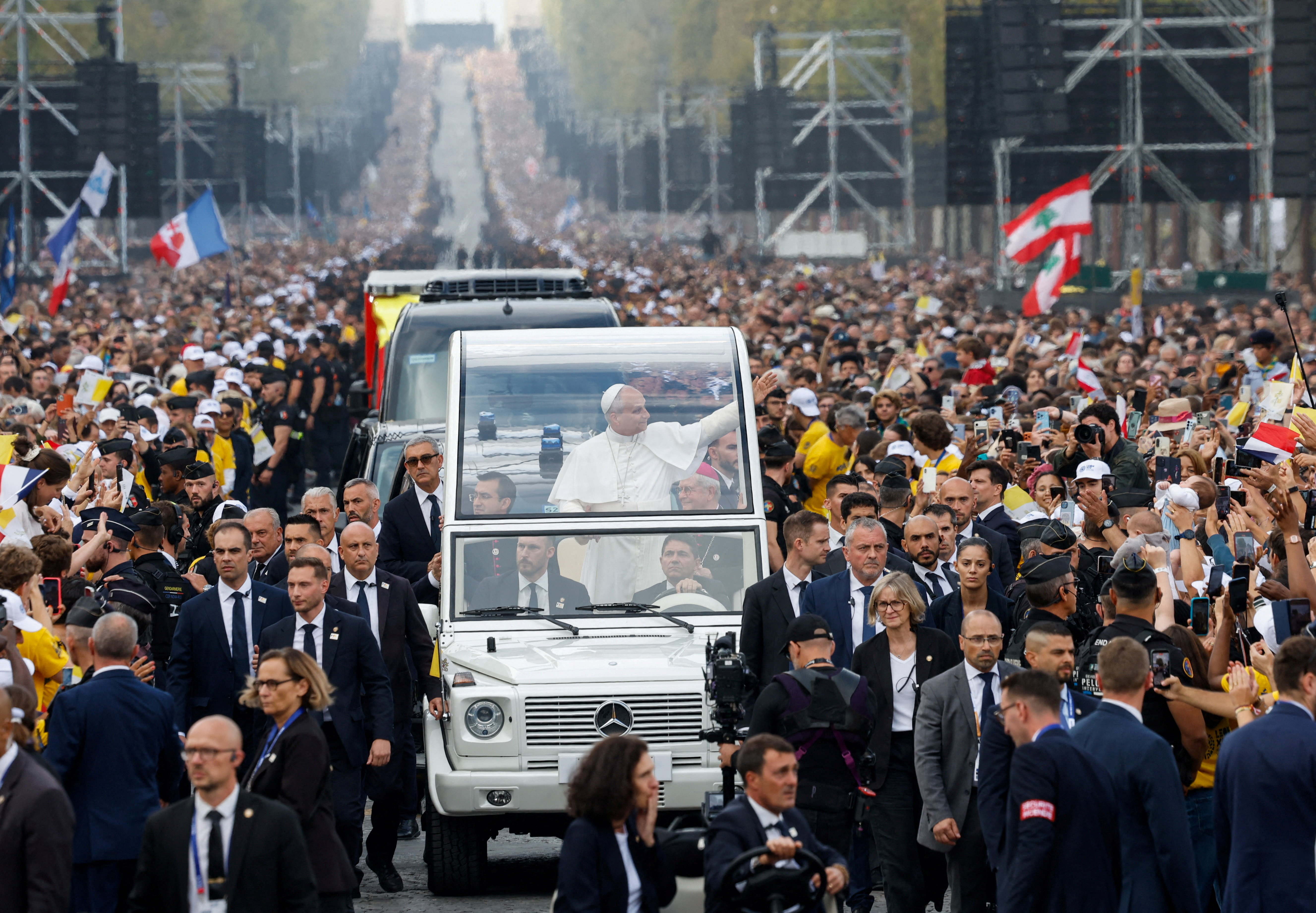 image Huge crowd greets pope with &#8216;Leo&#8217; chants at France tour&#8217;s biggest event