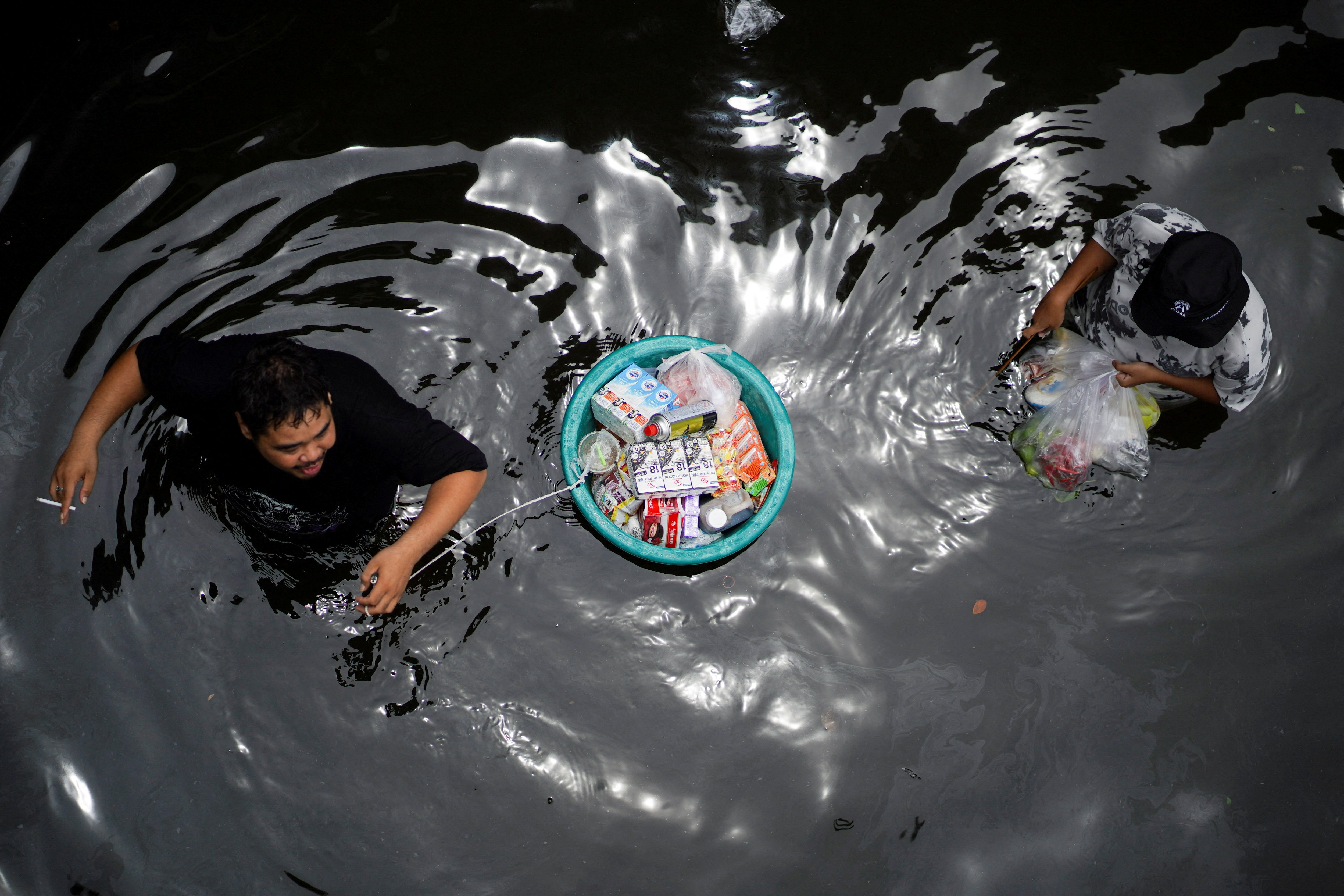 cover Thousands huddle in Bangkok shelters as Thai flood damages seen at $320m