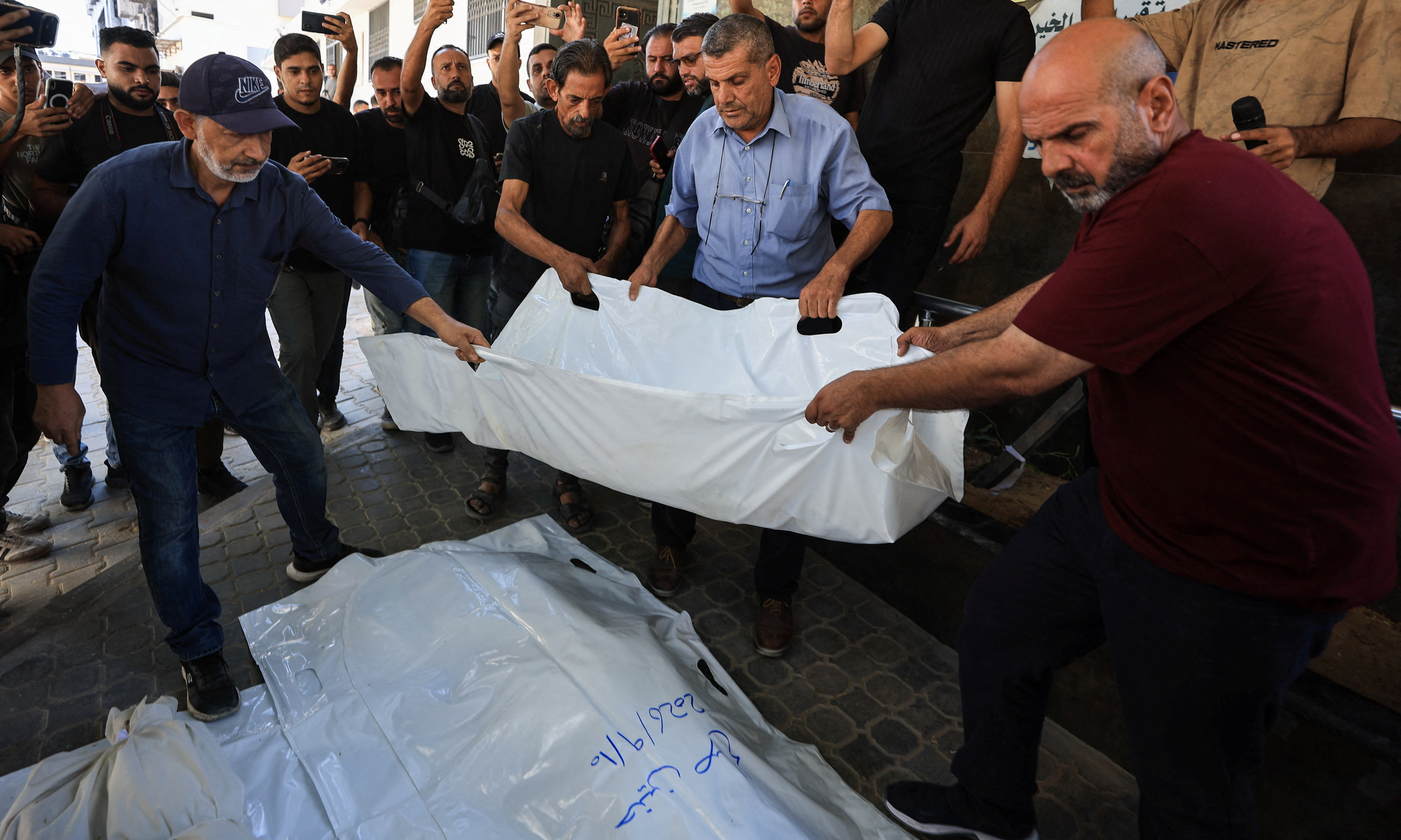 cover Israeli strike kills parents and two children in Gaza, medics say