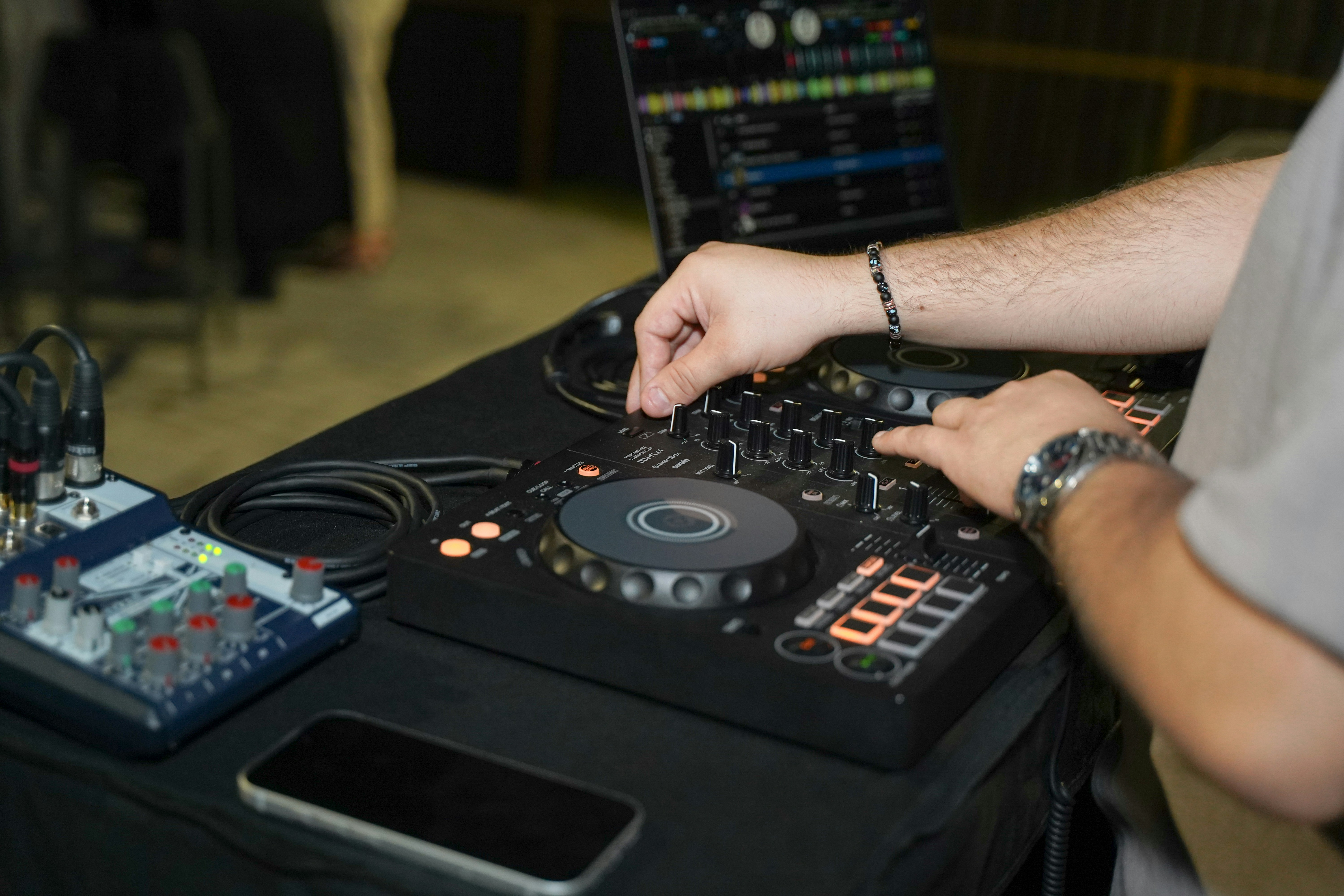 image Beatmatch vs self-learning: Which is better for beginner DJs?