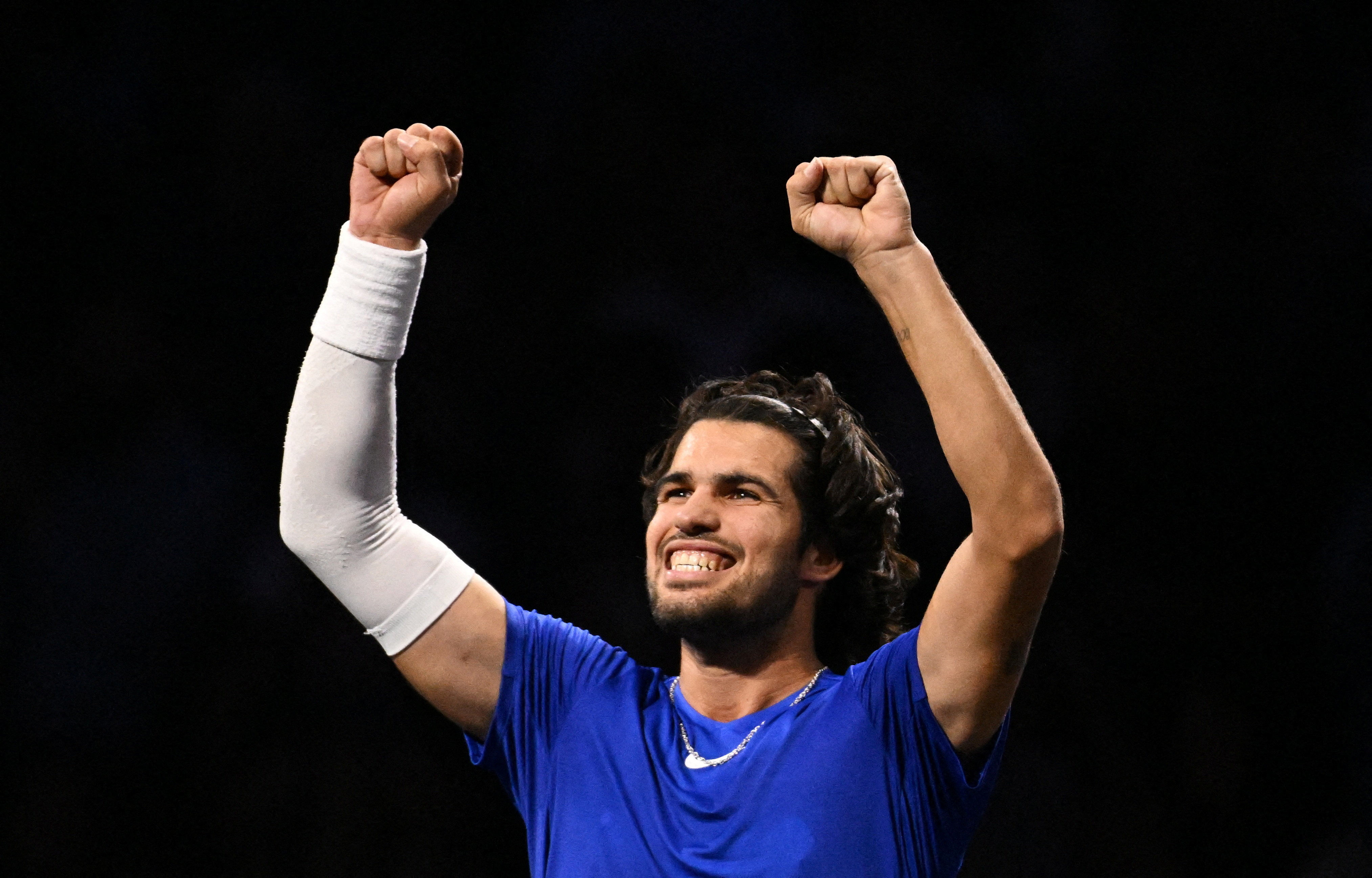 Alcaraz beats Michelsen in Tokyo after adjusting his serve