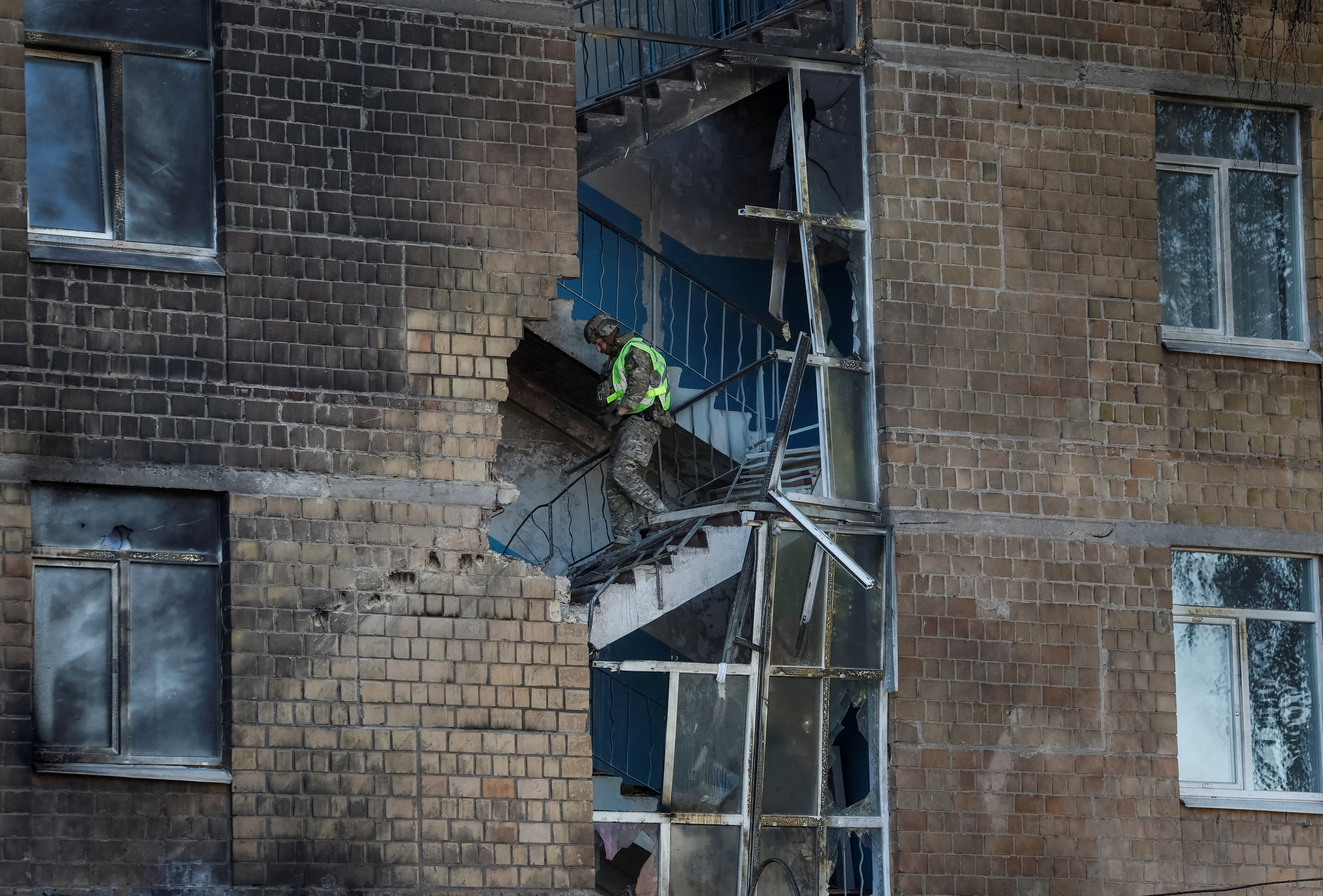 cover Russian air strikes hit Southern Bridge in Kyiv again, mayor says