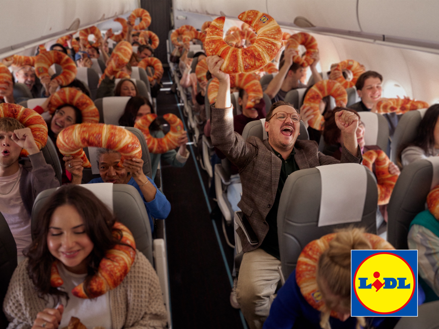 cover From the bakery to the heights of fashion: Lidl wows at Paris Fashion Week with the “NeckCroissant”