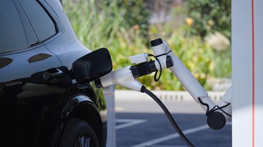 Geely debuts new AI-powered system that drastically reduces EV charging time