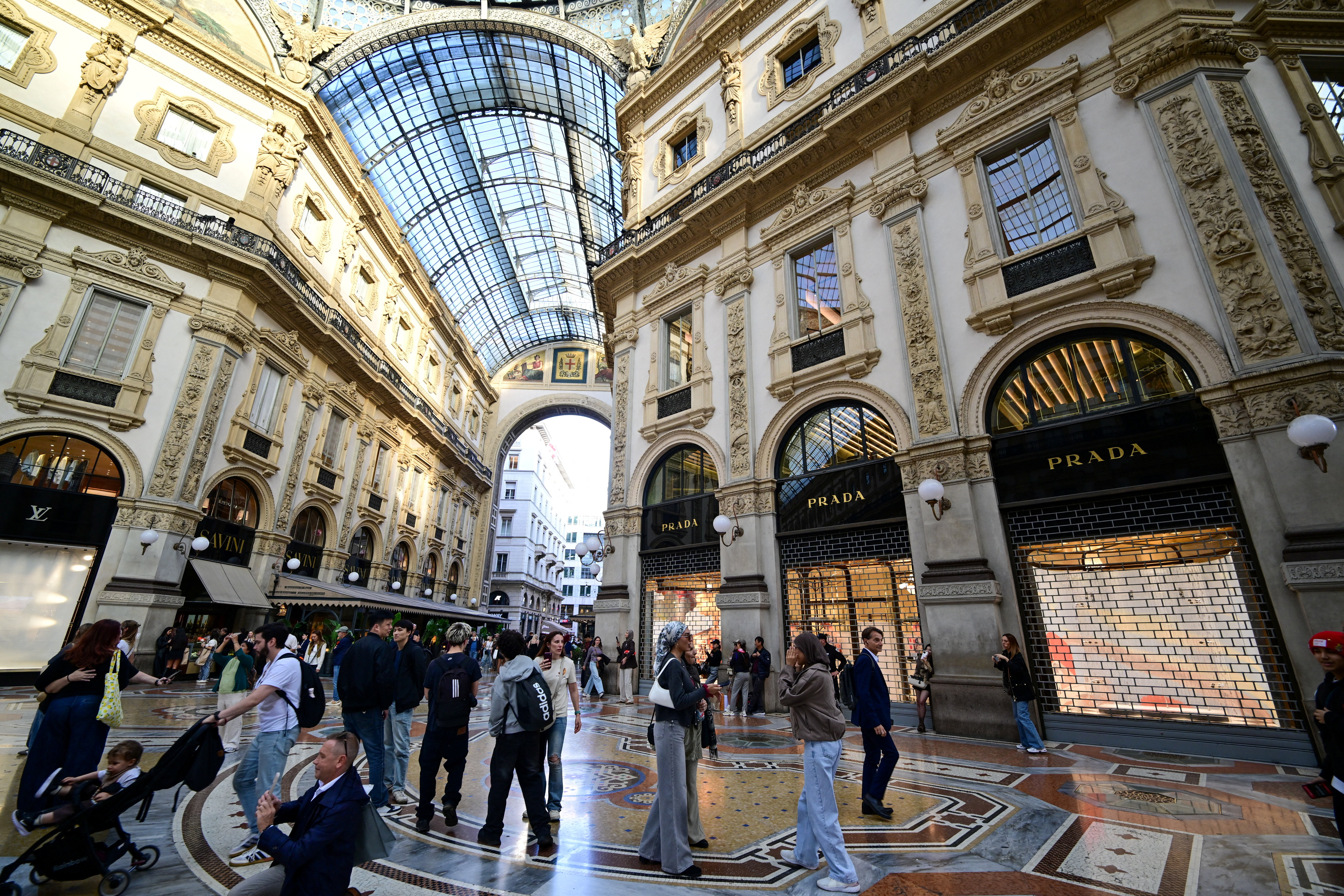 image Milan luxury shops close for fear of new unrest as government prepares to deploy troops