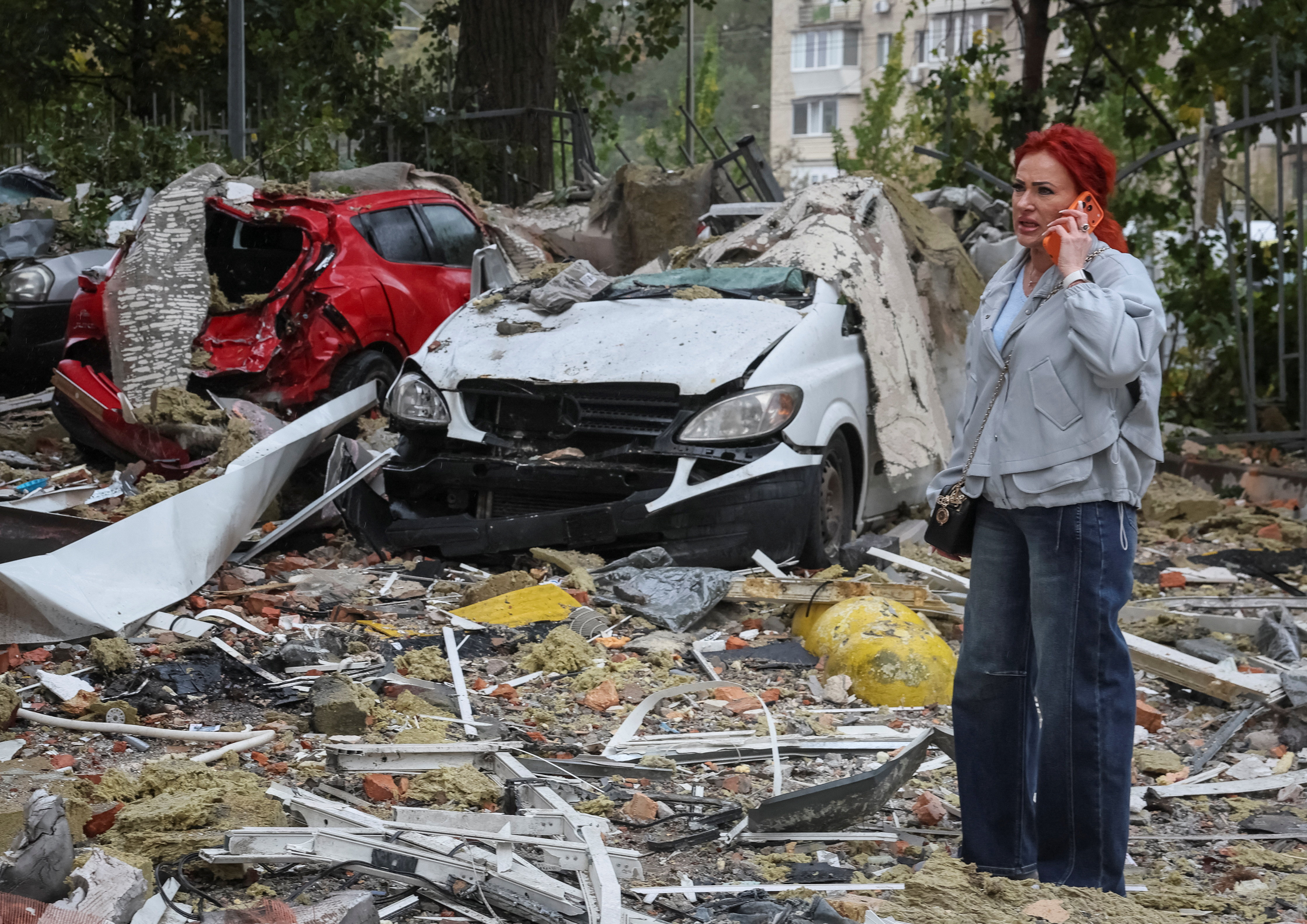 image Russia strikes Kyiv as Ukraine launches hundreds of drones at Moscow