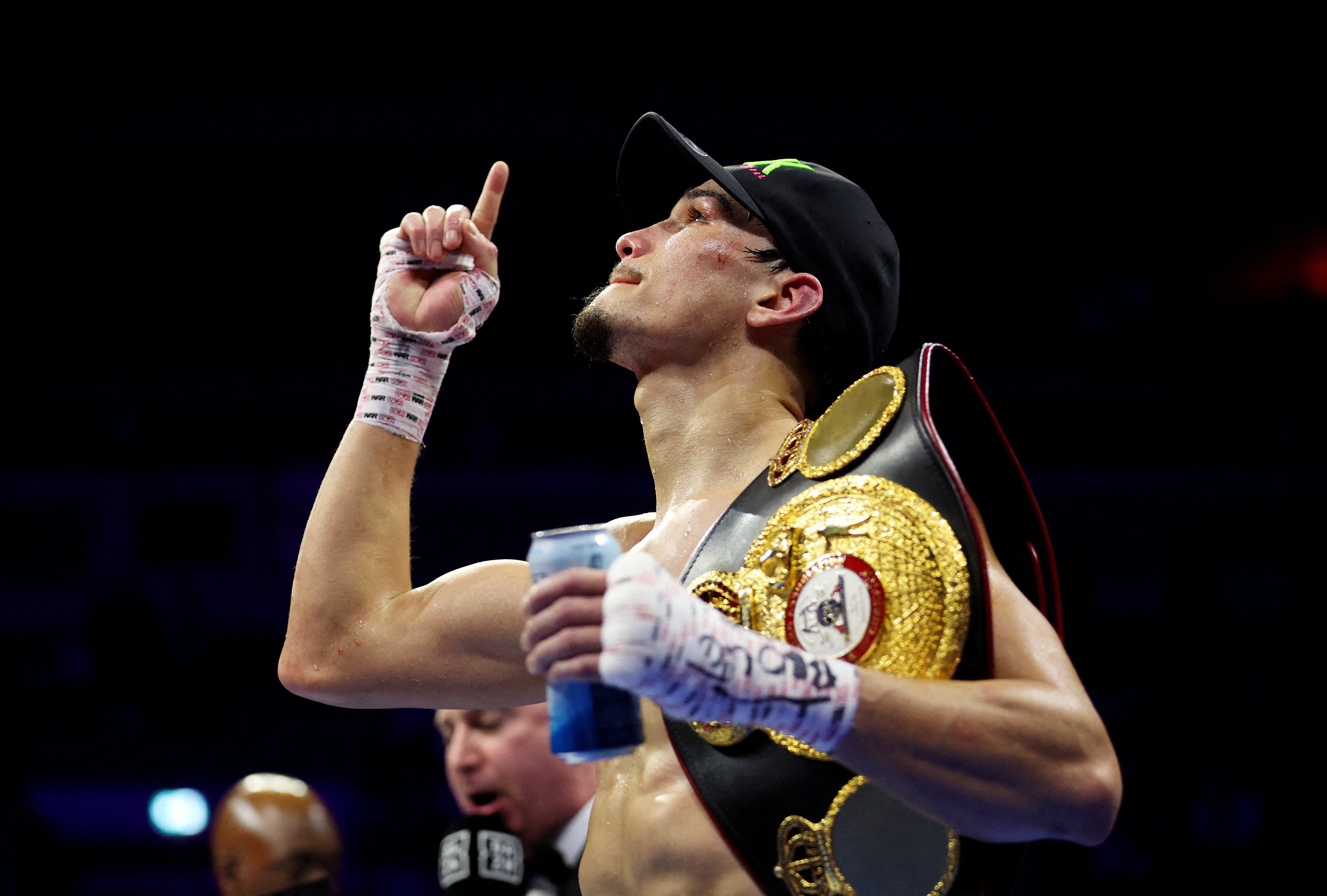 cover Figueroa loses WBA featherweight title after missing weight