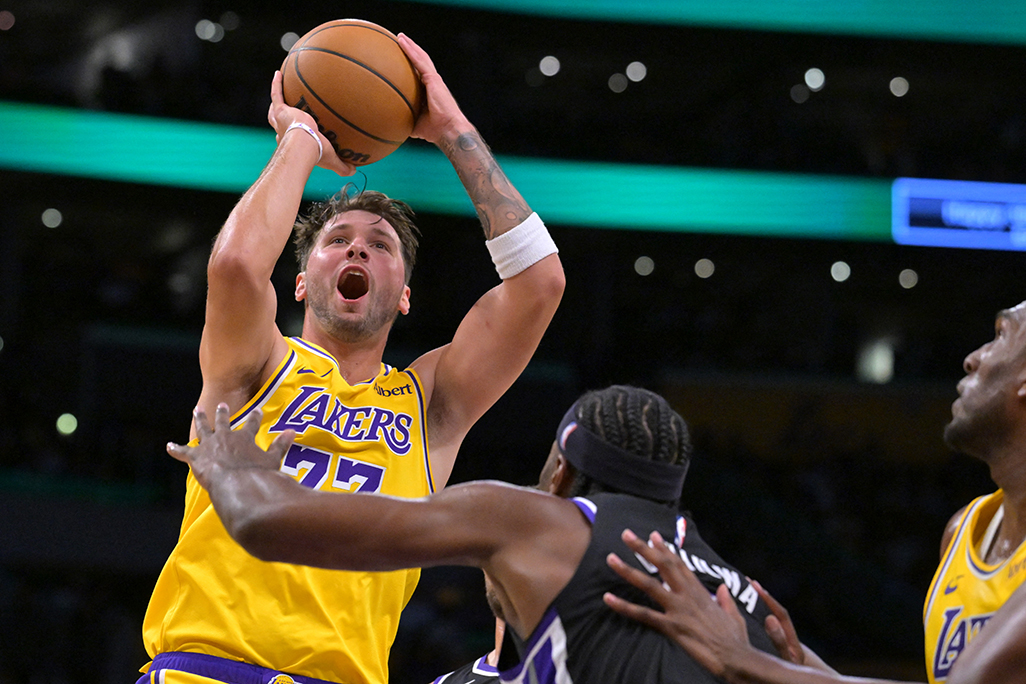 cover Rookie vs. superstar rematch in spotlight as Warriors host Lakers