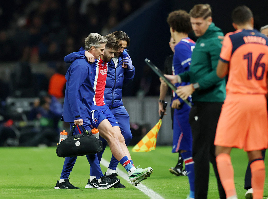cover Dismay for PSG as star Kvaratskhelia tears ACL