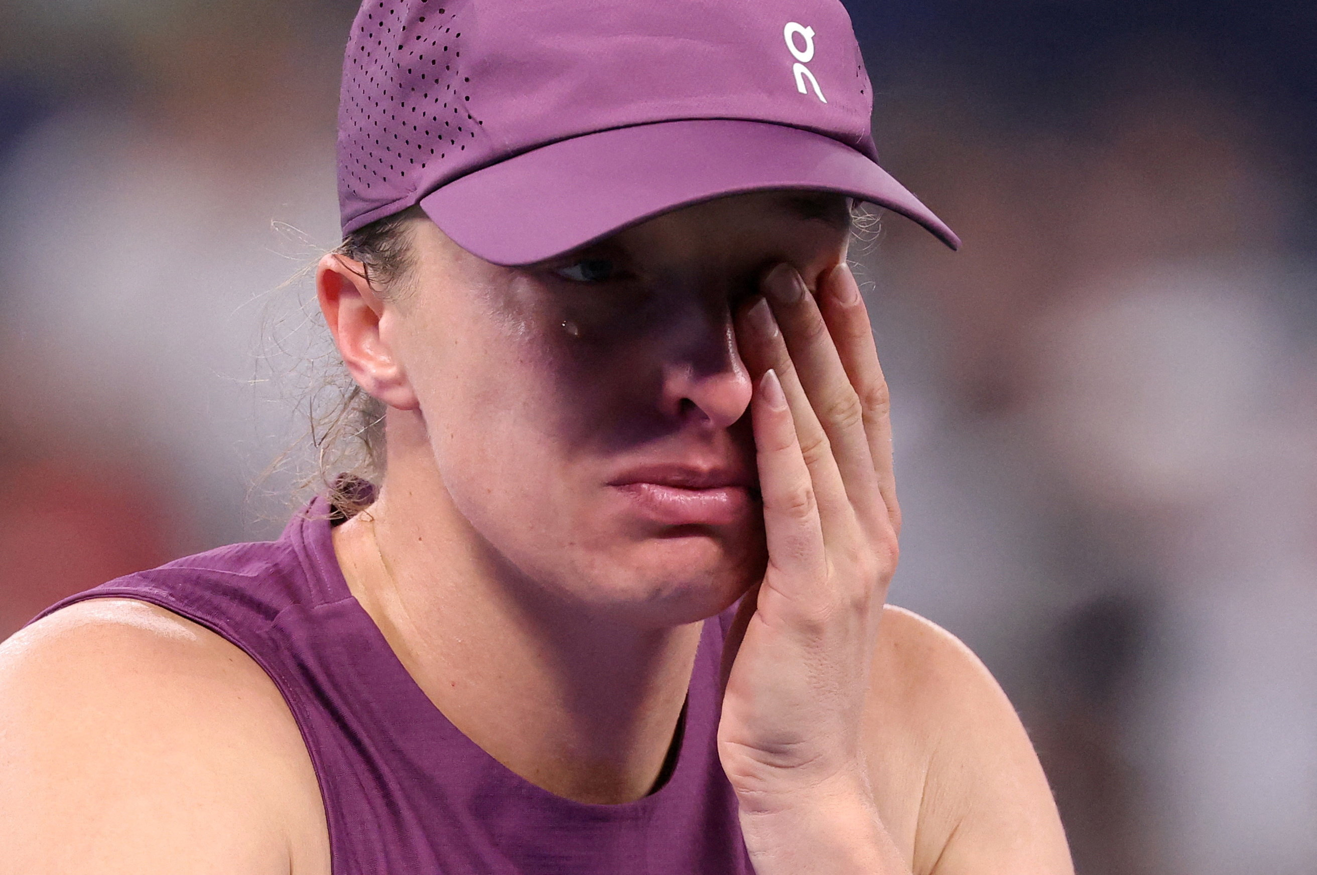 cover Injured Swiatek goes down fighting in Wuhan Open semi-final 