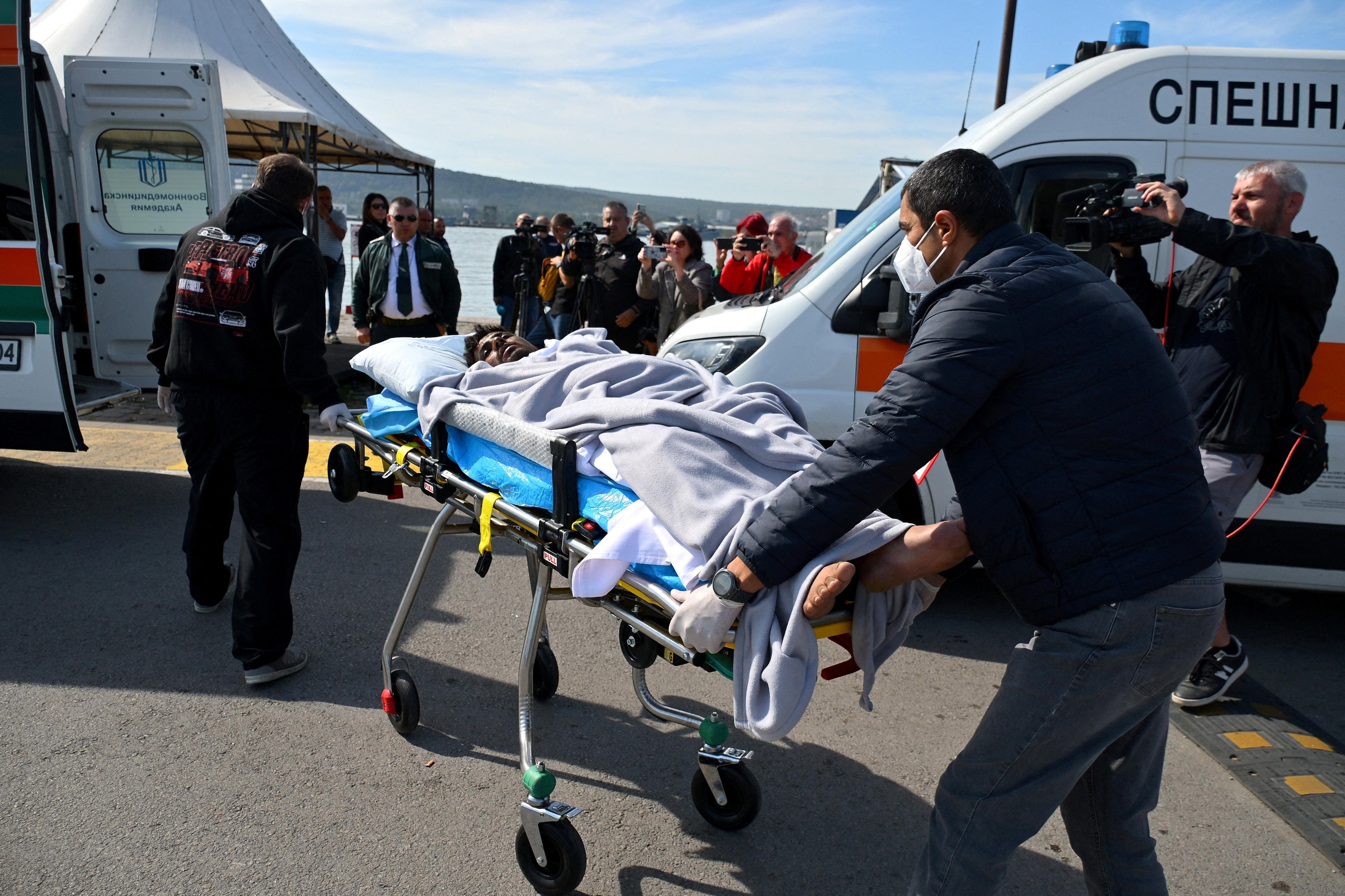 image Bulgaria halts rescue operation for crew of sunken ship